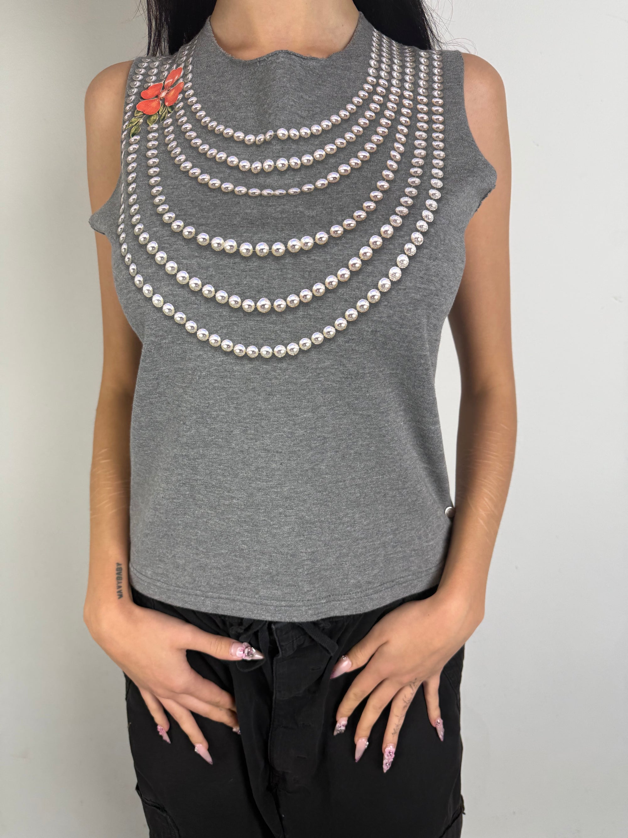 Tragebild von einem Vintage Grey Pearls Printed Tank Top von vorne
