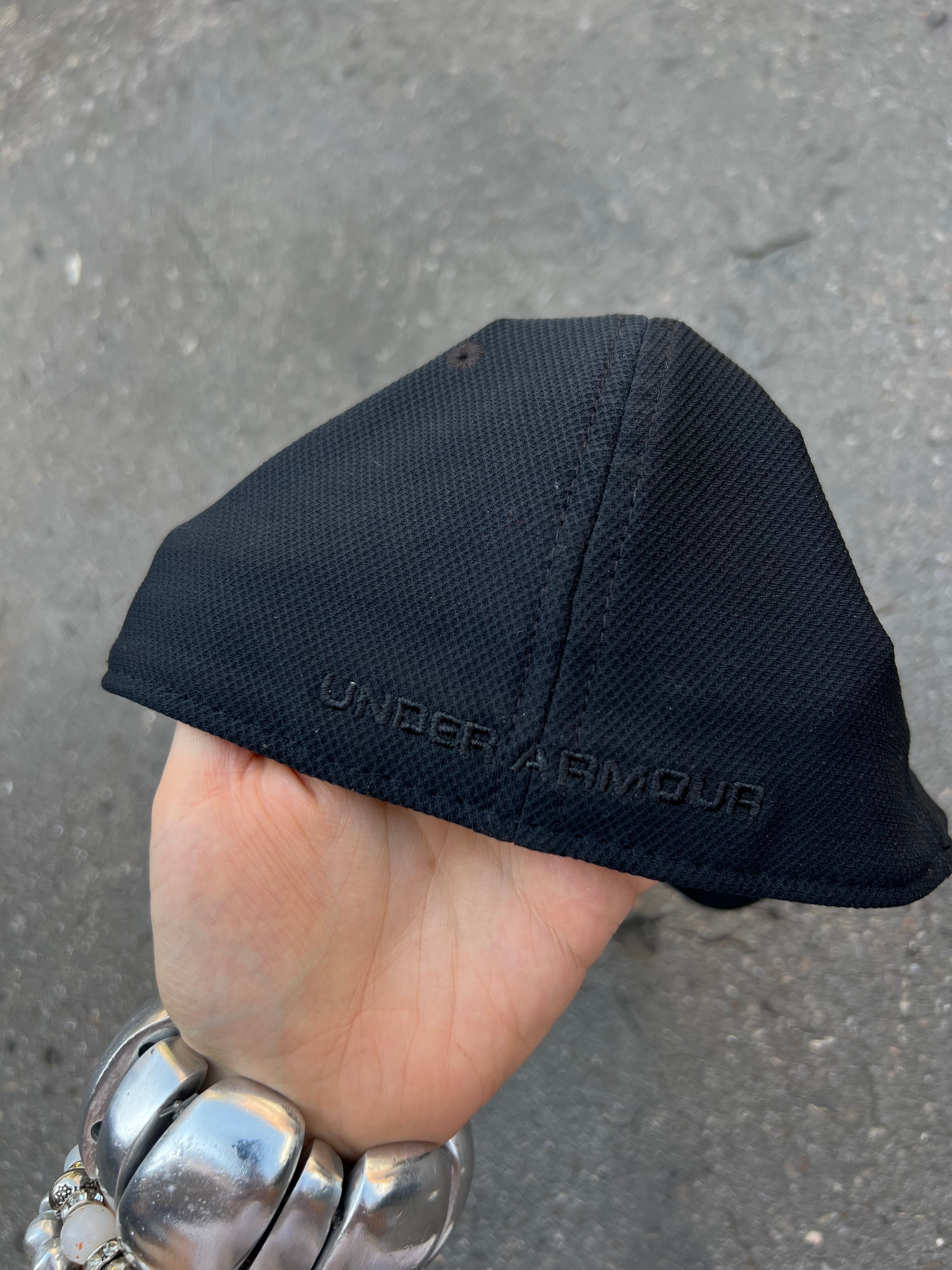 Eine schwarze Under Armour Cap mit dem Logo auf der Vorderseite 