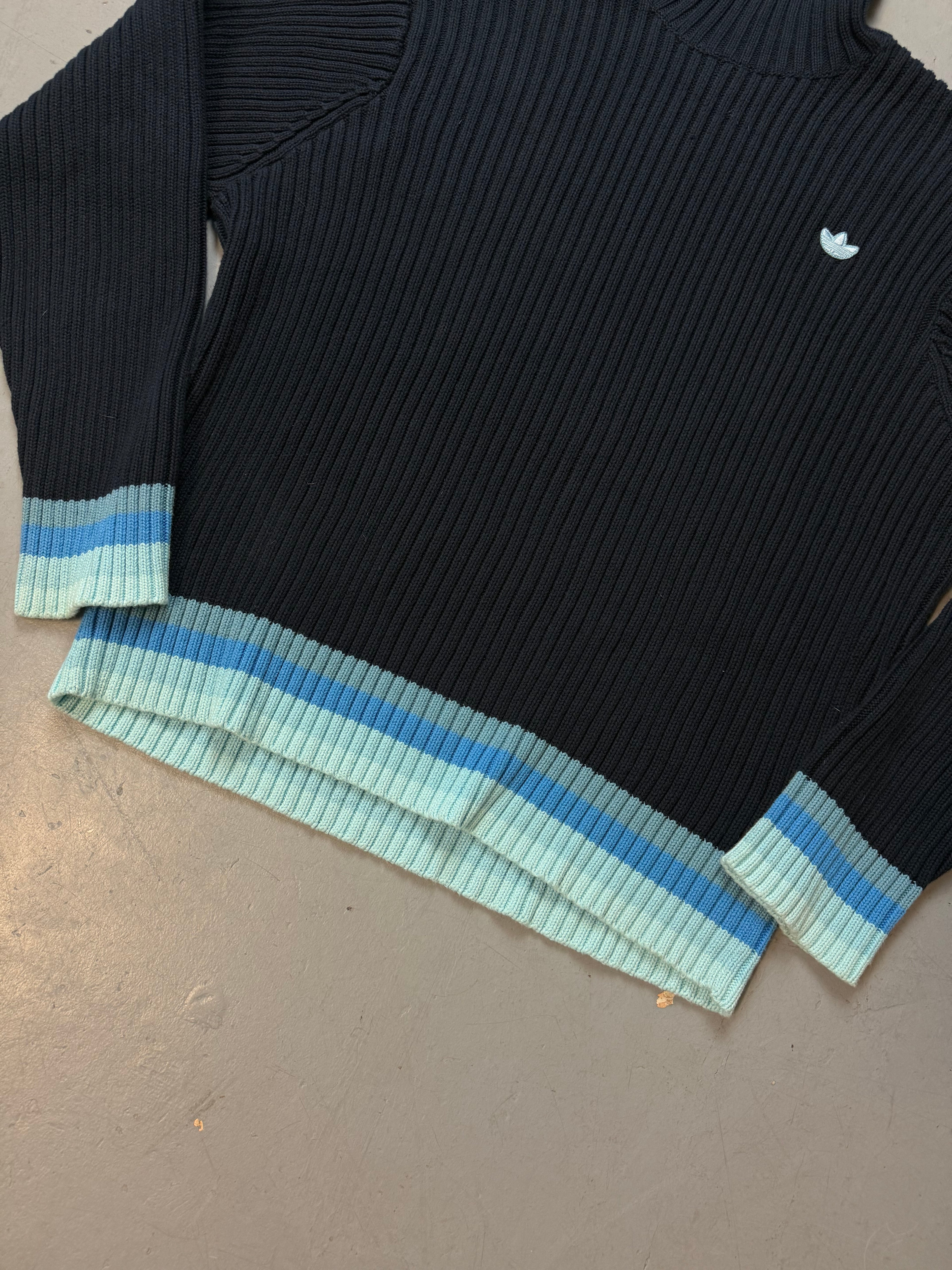 Vintage Adidas Dark Blue Knit Sweater 2005 mit hellblauen Details für Herren. Y2K Second Hand 2000s Fashion