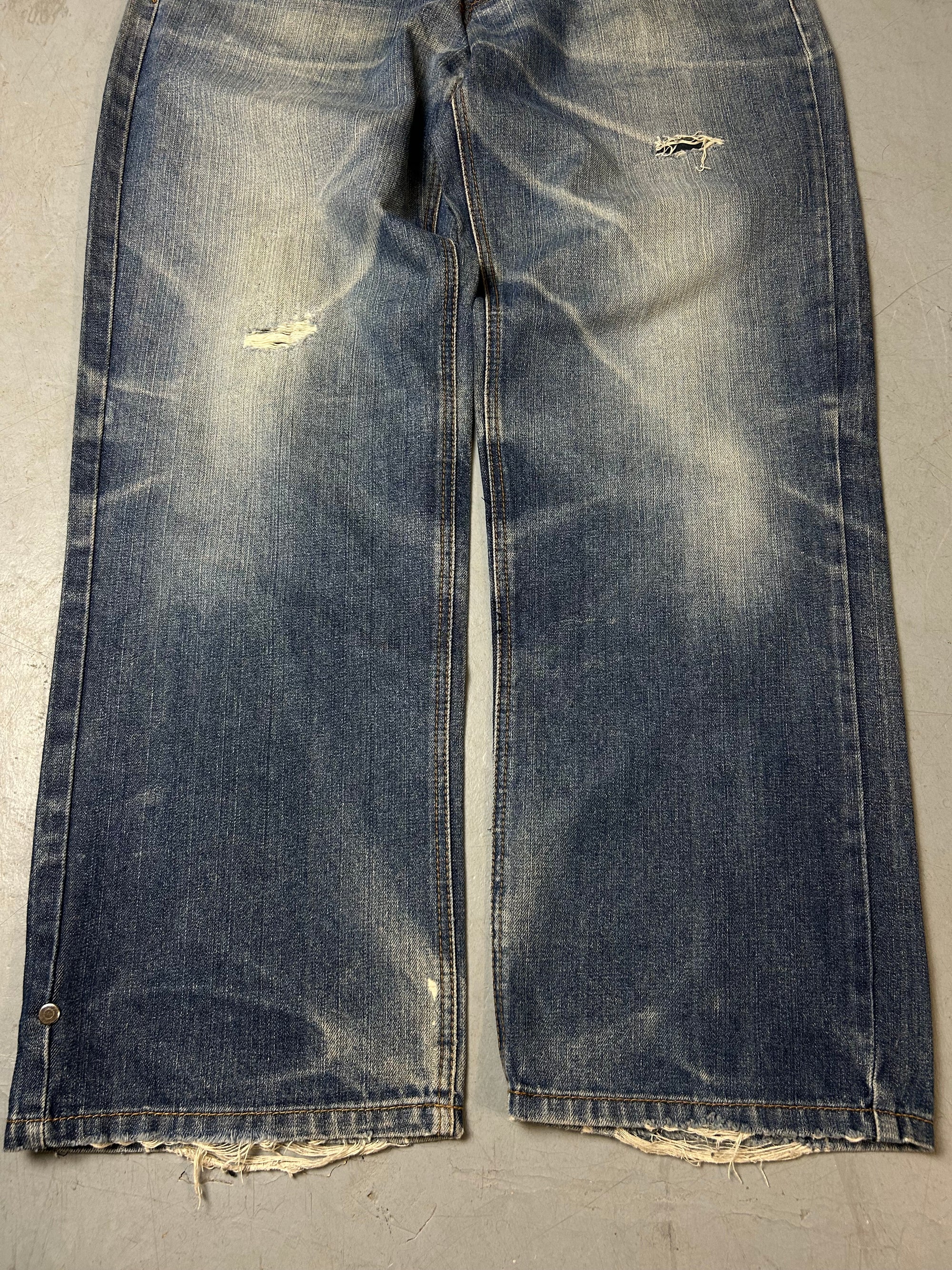Detailliertes Produktbild von Vintage Ed Hardy Light Blue Baggy Denim with Stitching M/L von vorne