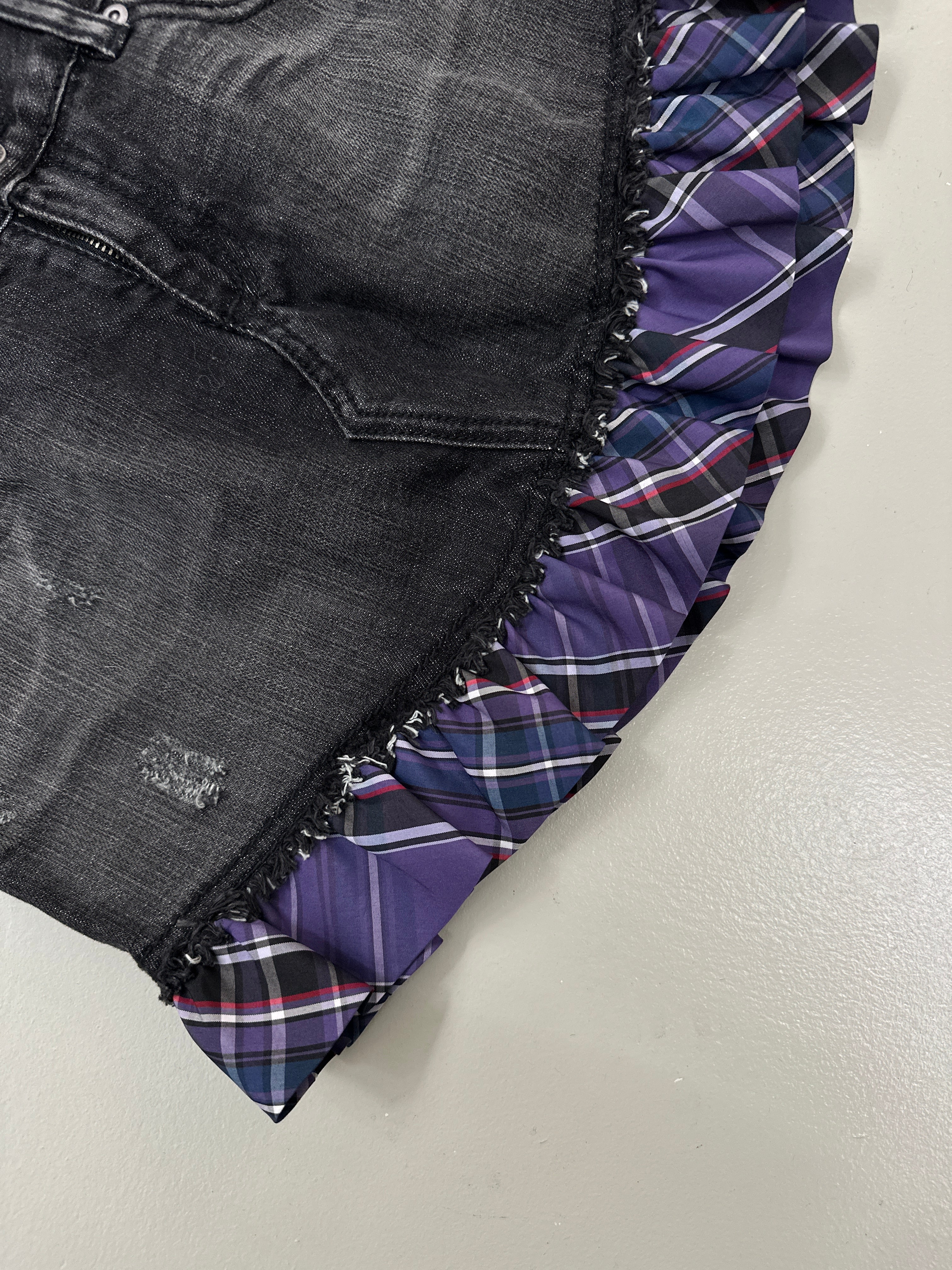 Vintage Sisley Black Mini Skirt with Purple Plaid Details für Frauen . Y2K Second Hand 2000s Fashion