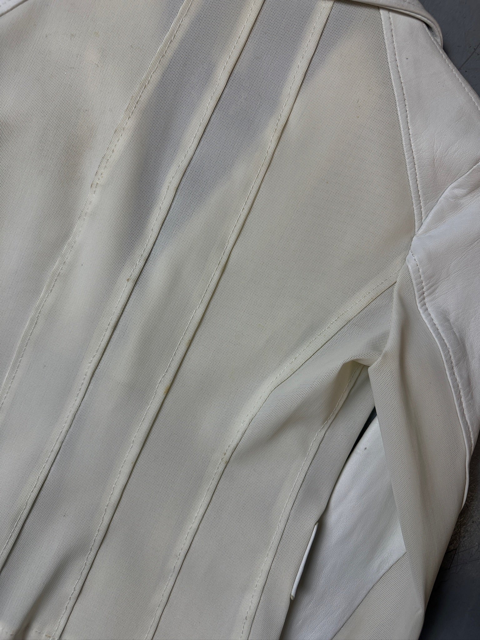 Detailbild von Vintage White Half Zip Italian Leather Jacket von hinten 