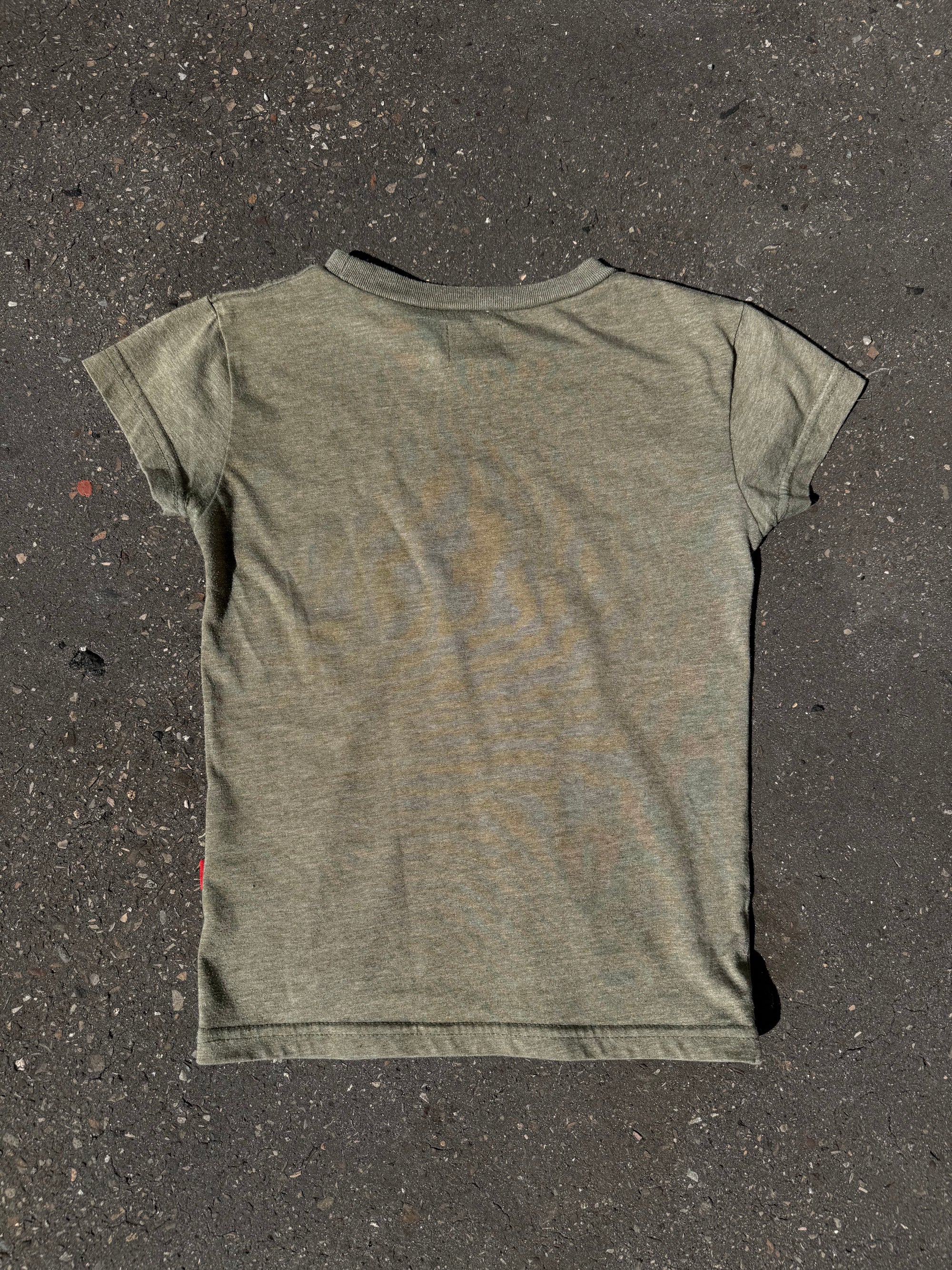 Ein Khaki Baby Tee mit dunkelgrünem und gelbem Print auf der Vorderseite 
