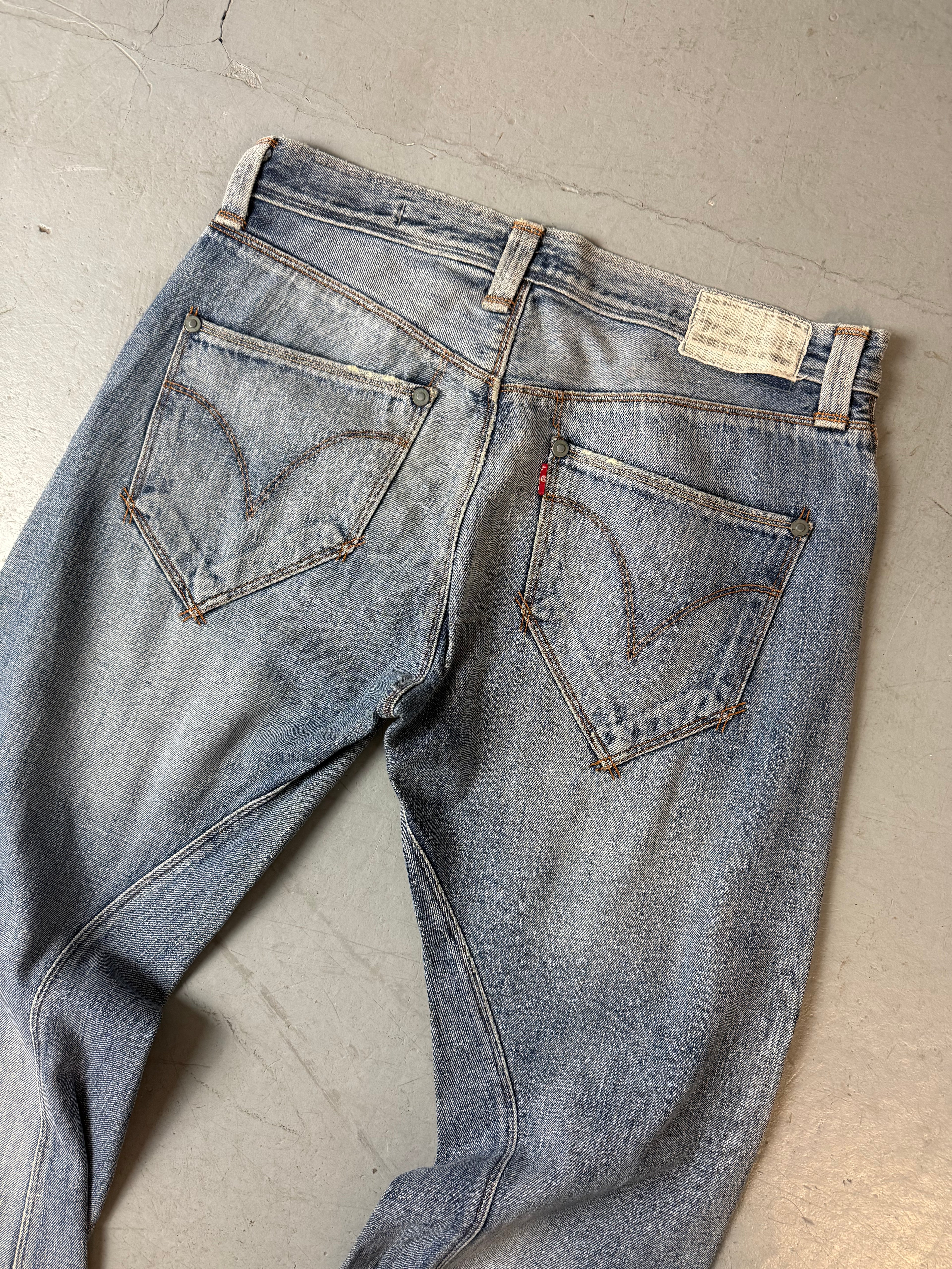 Vintage Levis Engineered Light Blue Baggy Denim für Herren. Y2K Second Hand 2000s Fashion