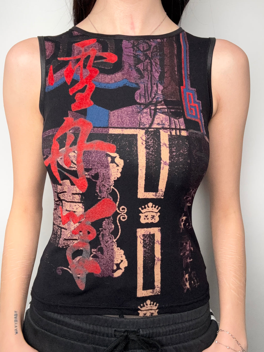 Vintage Graphic Collage Tank Top für Damen. Y2K Second Hand 2000s Fashion