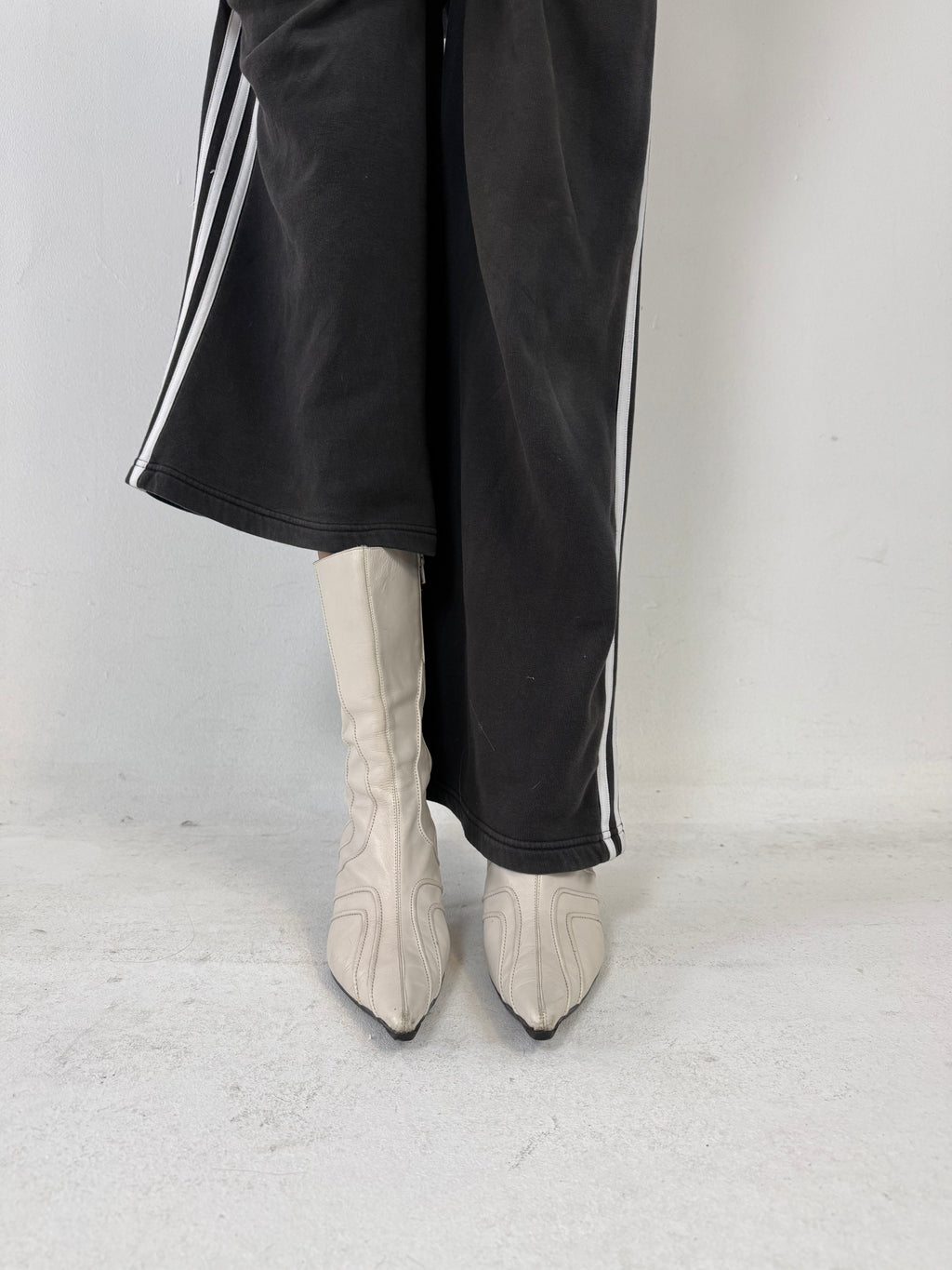 Weiße Leder Stiefel mit Absatz und Spitzer Front