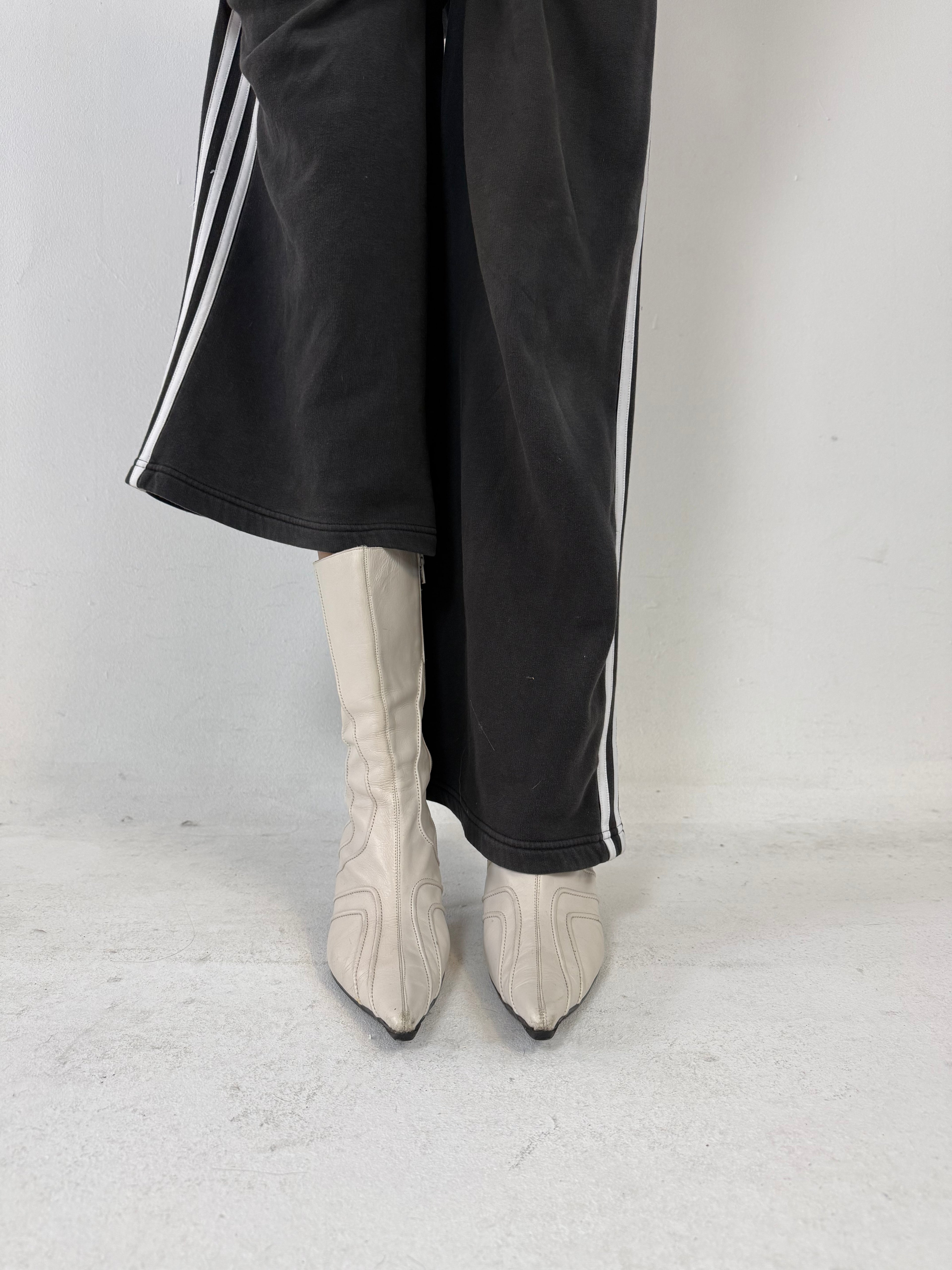 Weiße Leder Stiefel mit Absatz und Spitzer Front