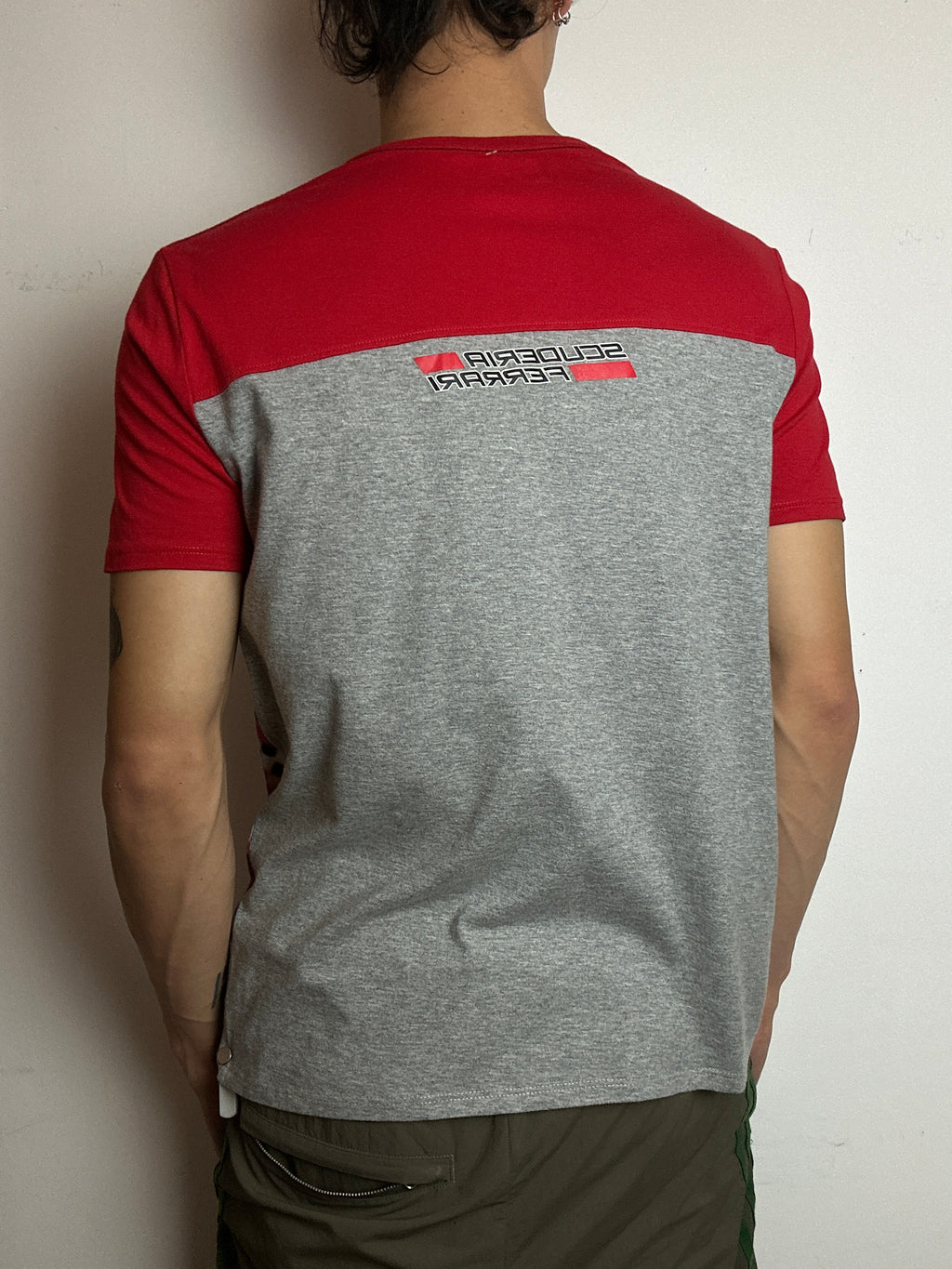 Ein Vintage T-Shirt von Ferarri mit Logo Print in weiß grün und rot 