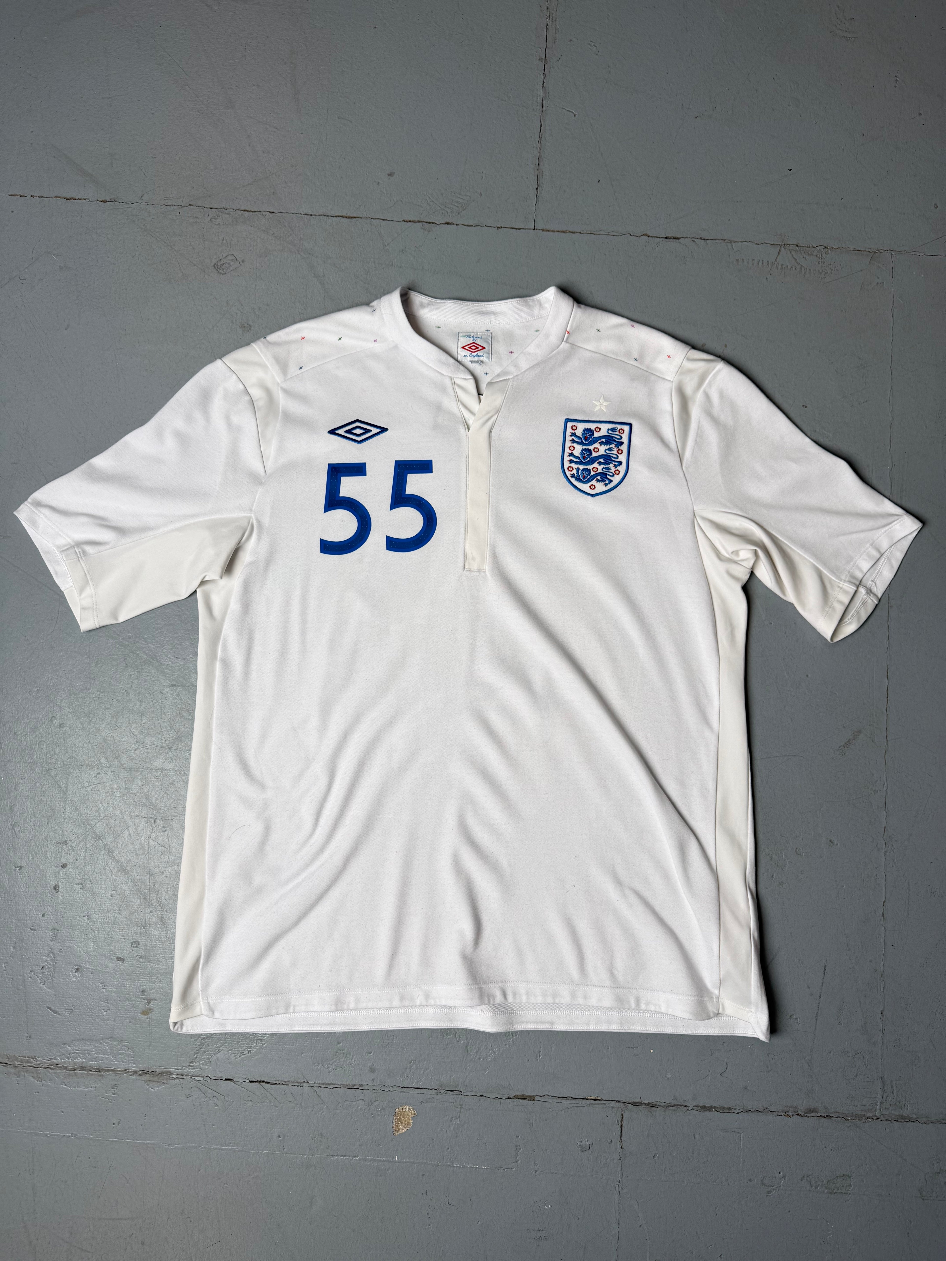 Vintage Umbro England 2010-2011 Home Jersey for Boys. Y2K Second Hand 2000s Fashion 