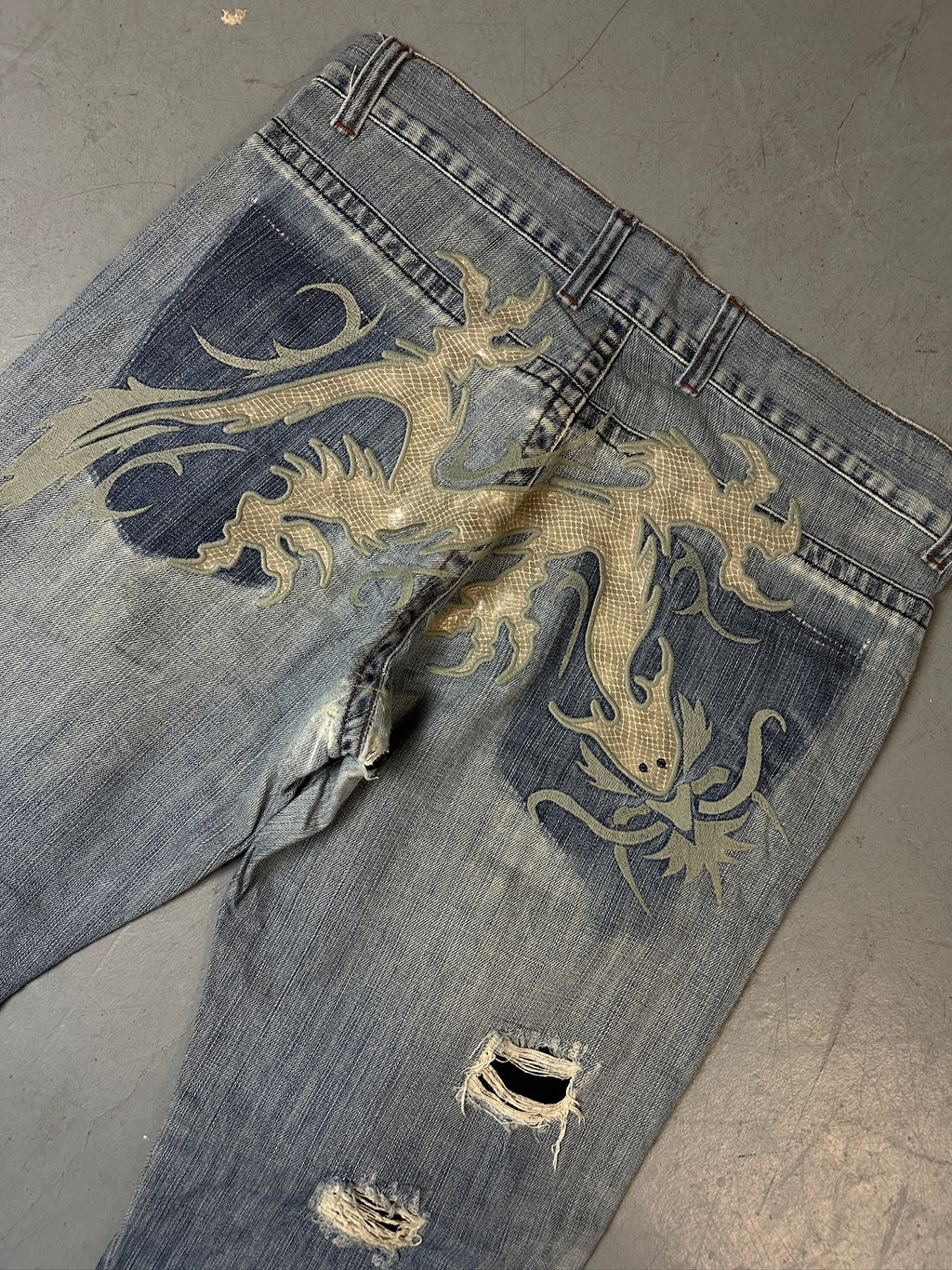 Detailbild von Vintage Cipo&Baxx Dragon Printed Baggy Denim von hinten 