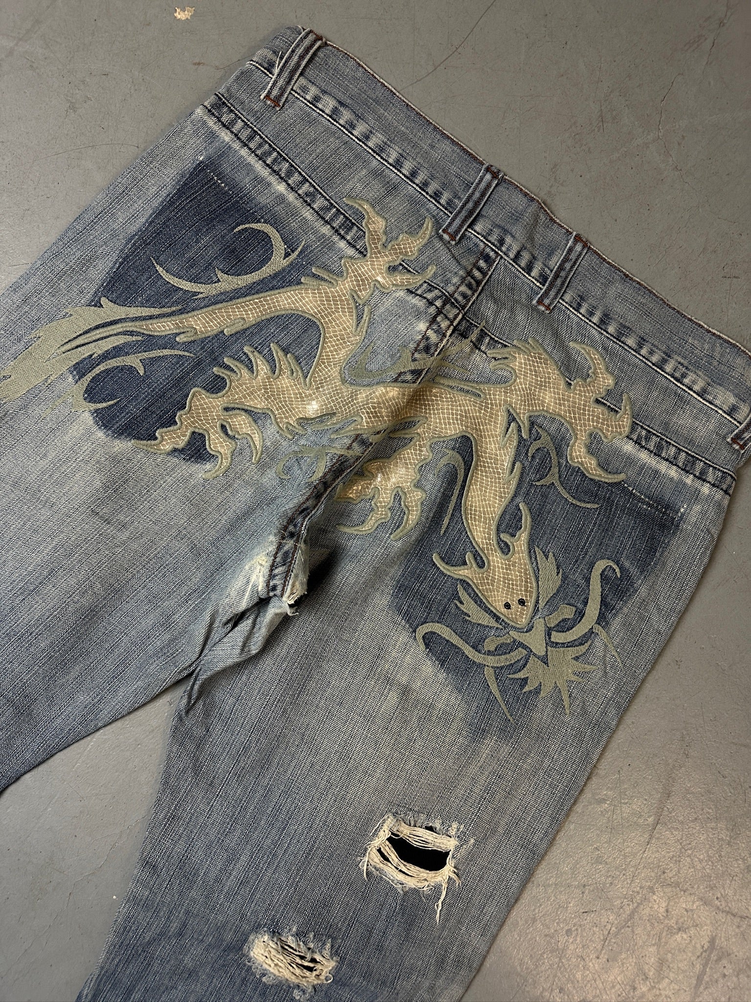 Detailbild von Vintage Cipo&Baxx Dragon Printed Baggy Denim von hinten 