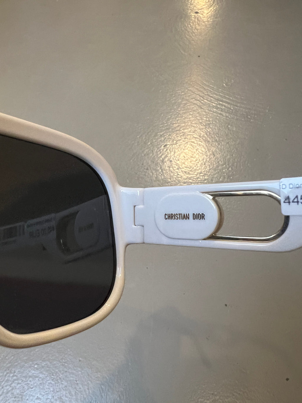 Produktbild der Christian Dior Sonnenbrille vom Detail des Logos am Bügel.