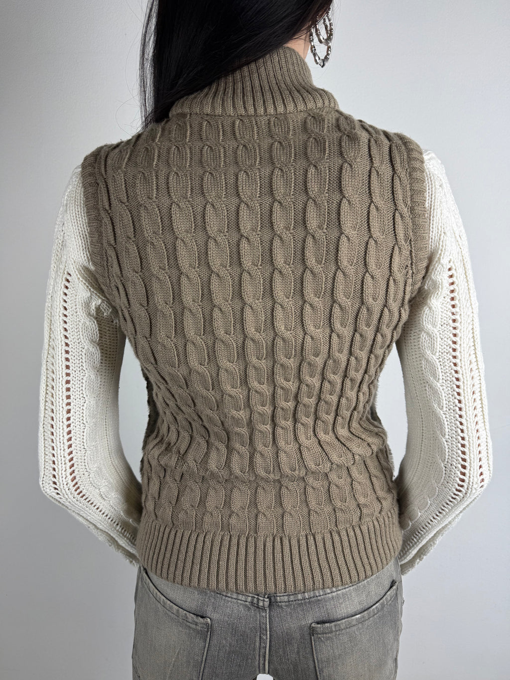 Tragebild von einer Vintage Brown Faux Fur Knit Vest von hinten