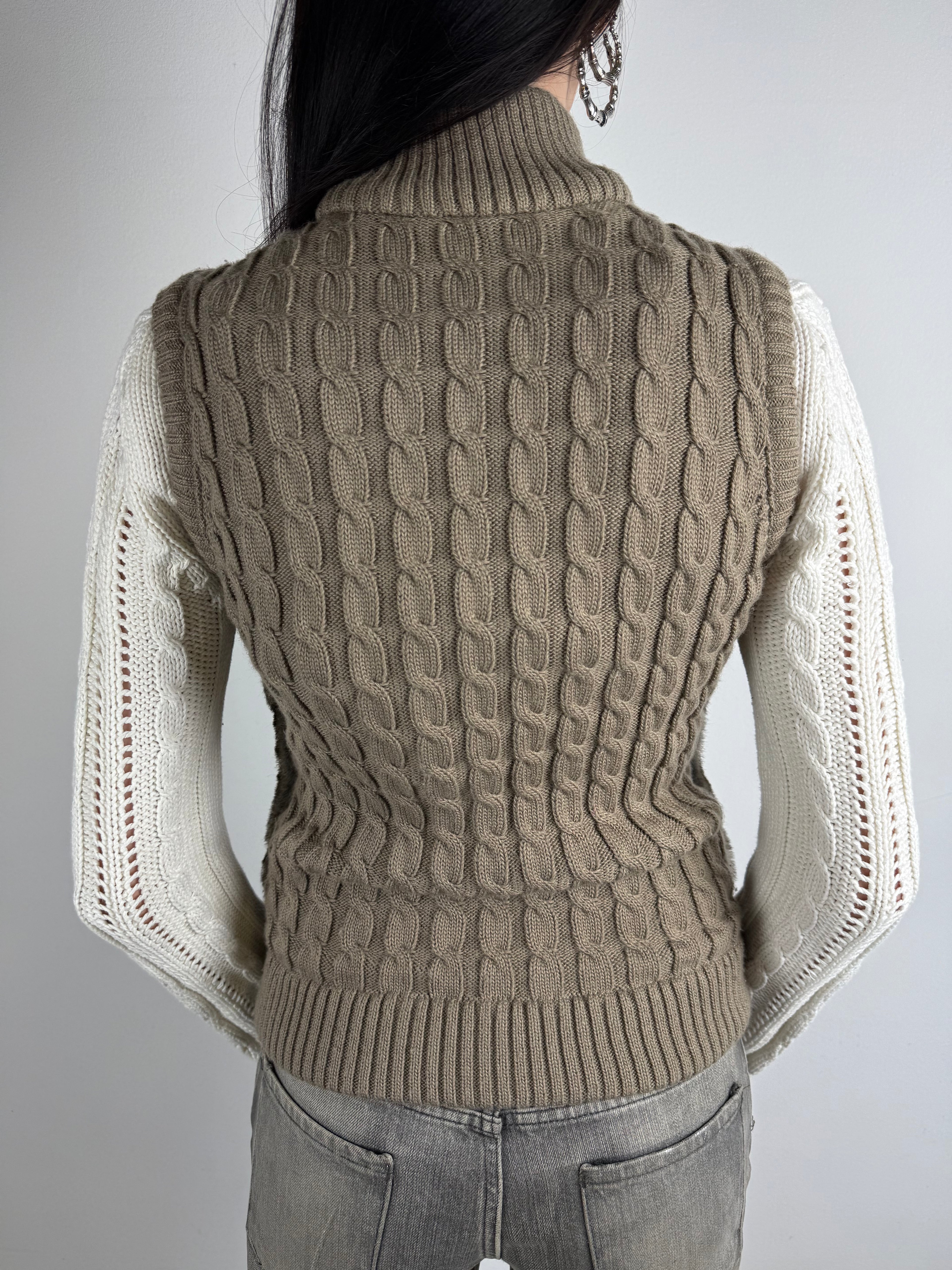 Tragebild von einer Vintage Brown Faux Fur Knit Vest von hinten