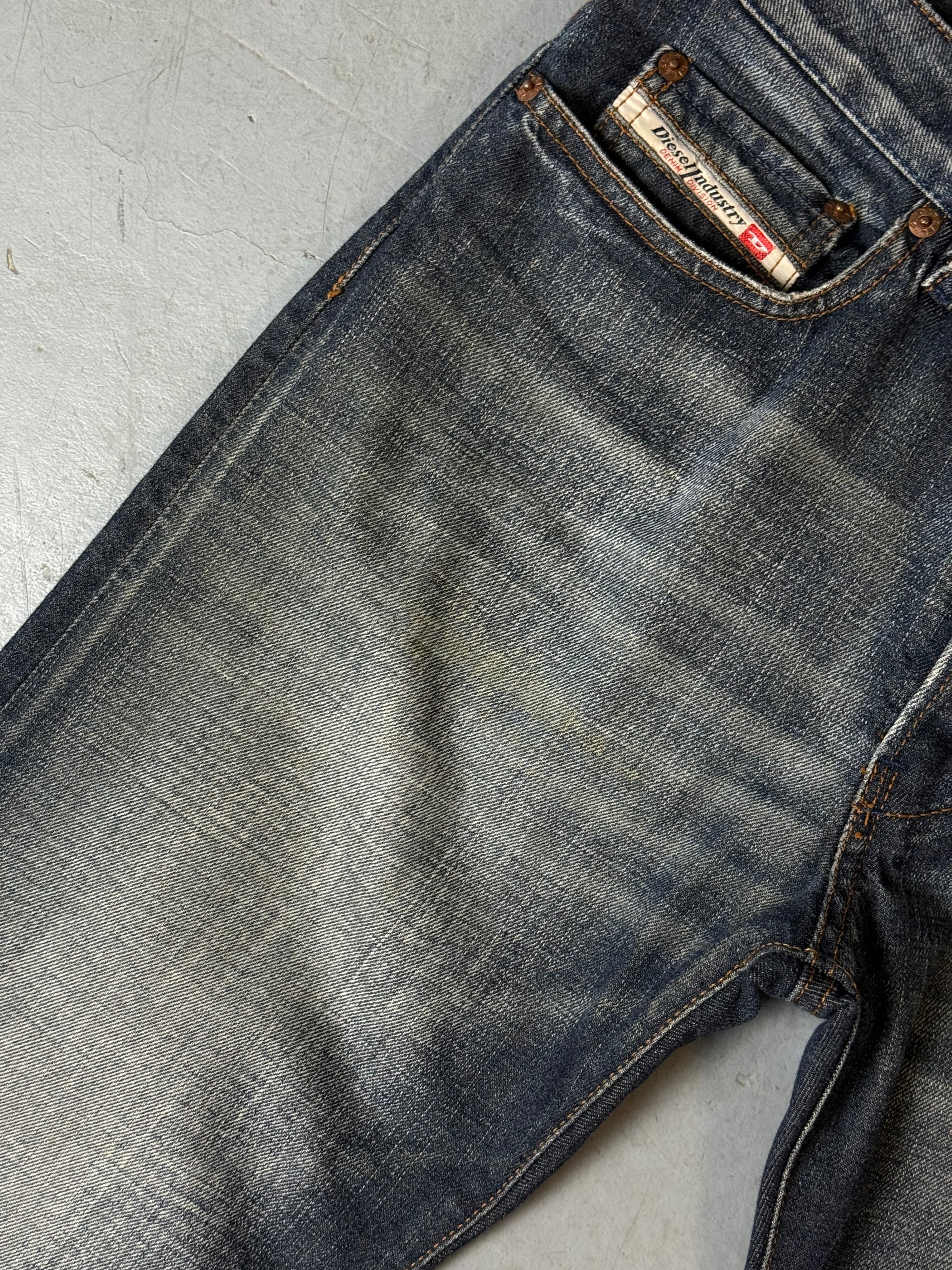 Detailbild von Vintage Diesel Grey Blue Washed Bootcut Jeans von Hosentasche vorne