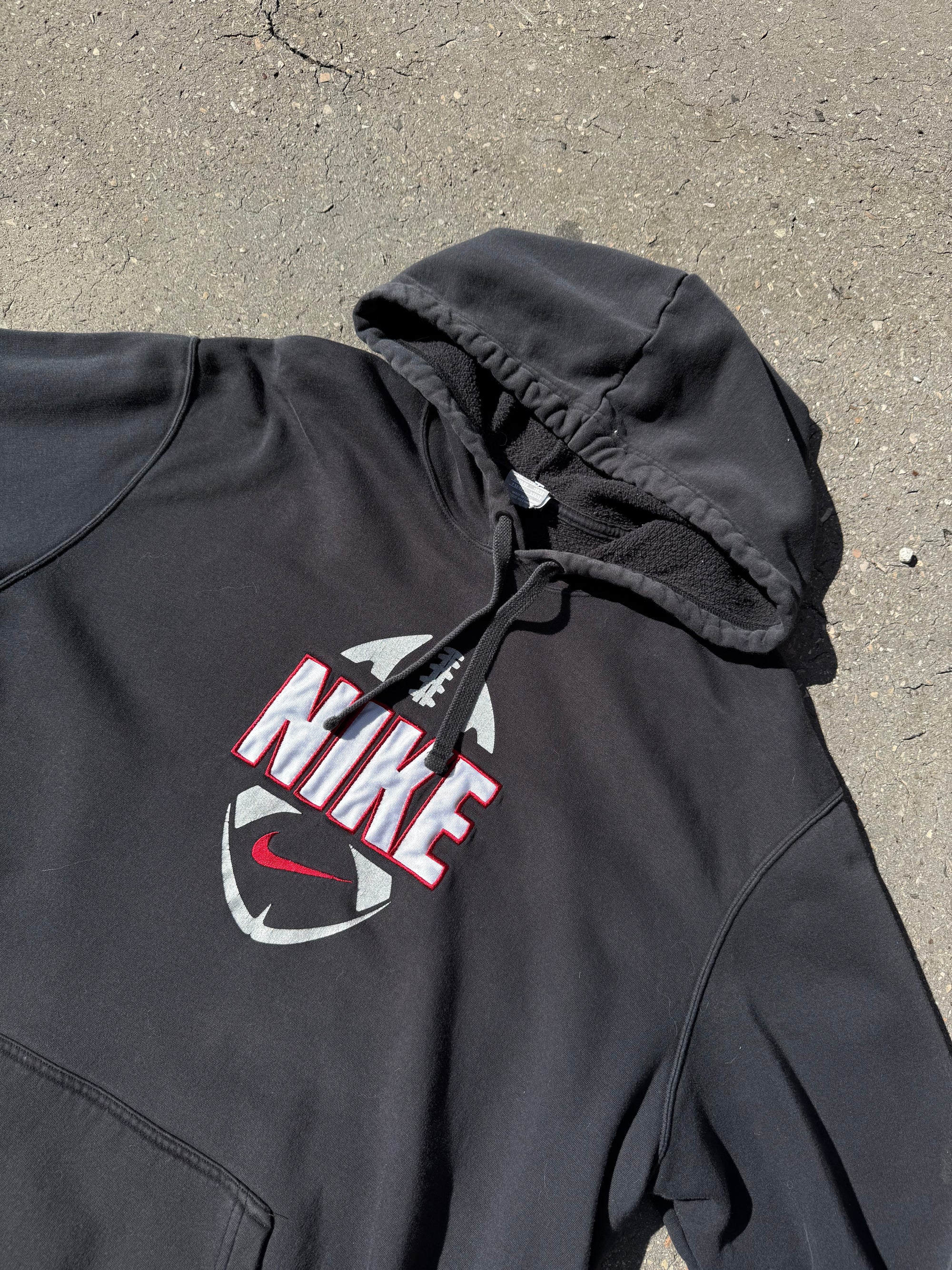 Ein oversized Nike Football Hoodie in schwarz mit Logo auf der Brust in XXL