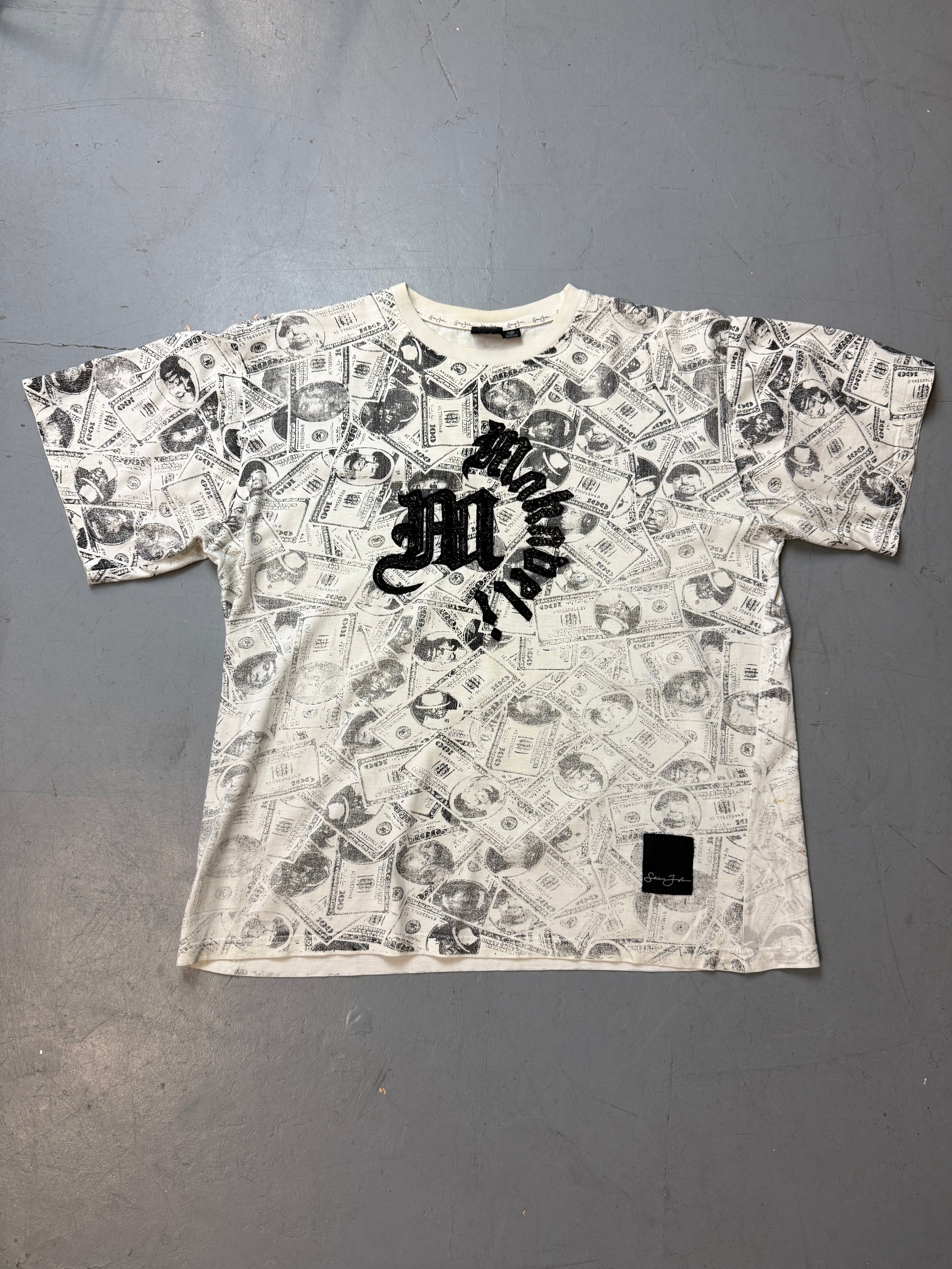 Vintage Sean John Money Printed T-Shirt mit schwarzem details für Herren. Y2K Second Hand 2000s Fashion 