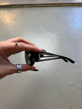 Laden Sie das Bild in den Galerie-Viewer, Produktbild von Vintage Sunglasses vor grauem Boden