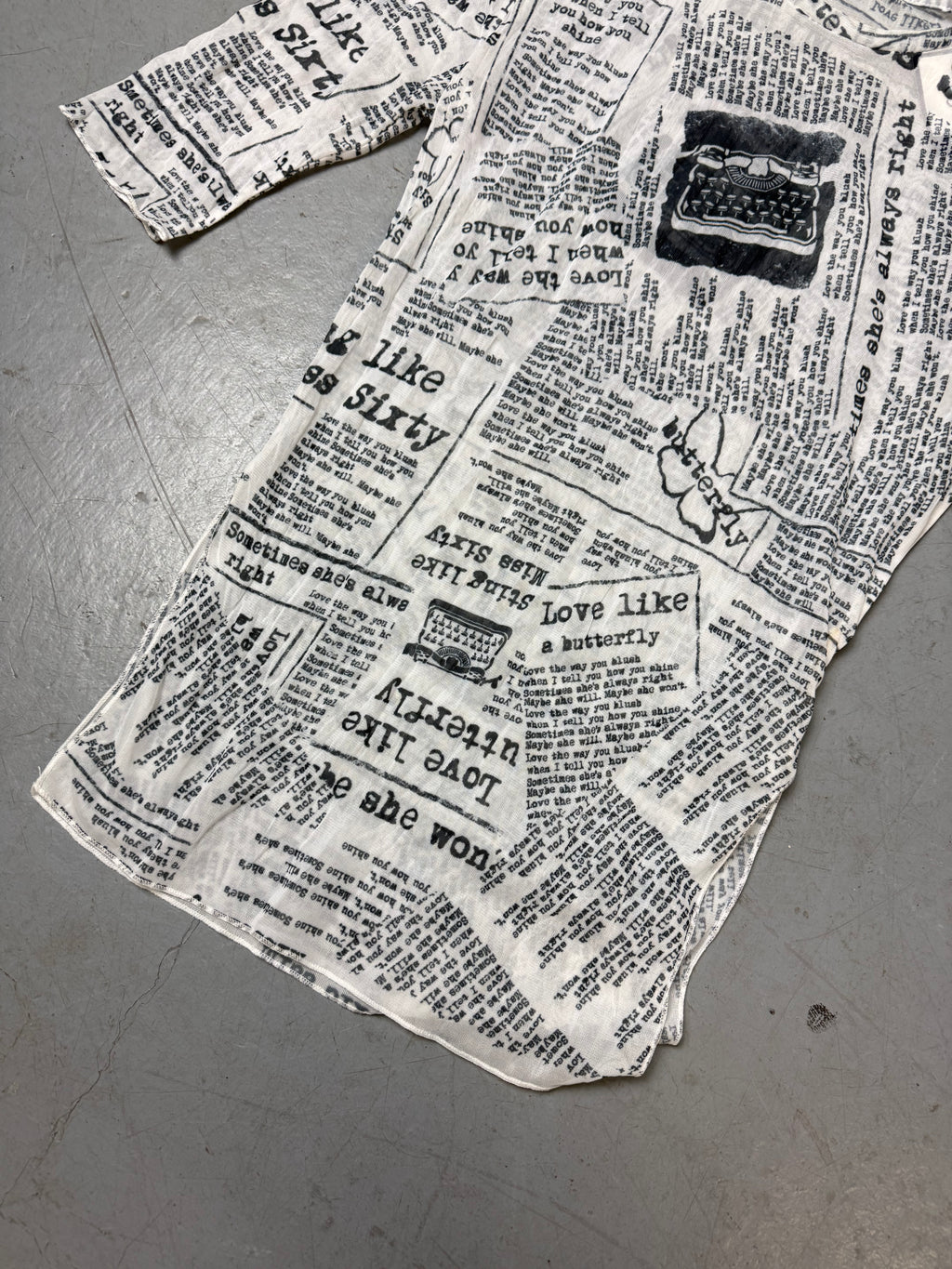 Detailliertes Produktbild von Vintage Miss Sixty Newspaper Mesh T-Shirt S von hinten