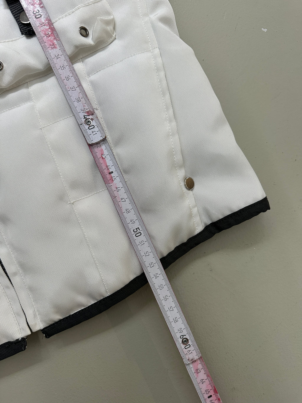 Vintage White Utility Puffer Vest für Herren. Y2K Second Hand 2000s Fashion