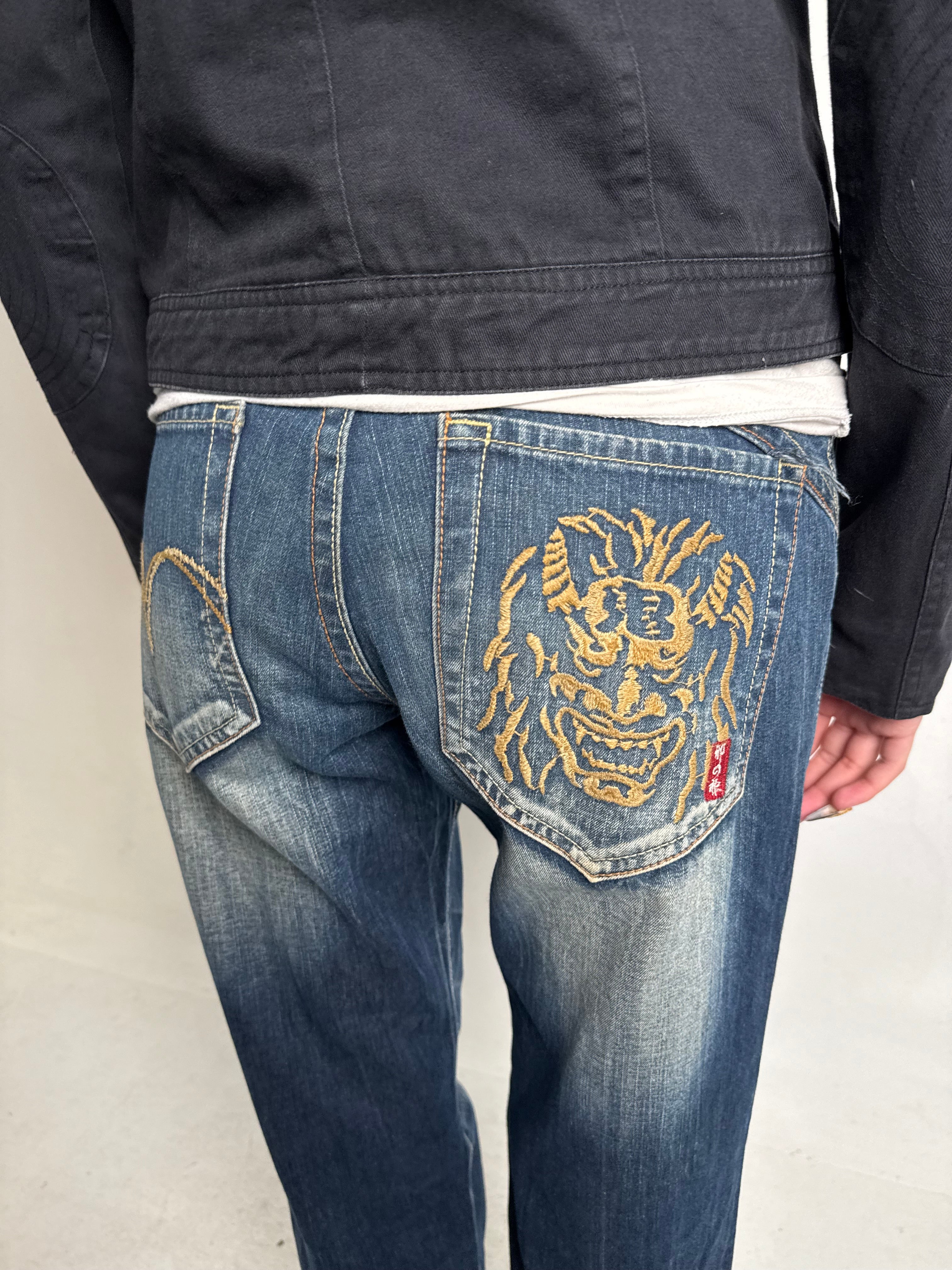 Detailliertes Tragebild von Vintage Big Group Japanese Printed Denim S von hinten