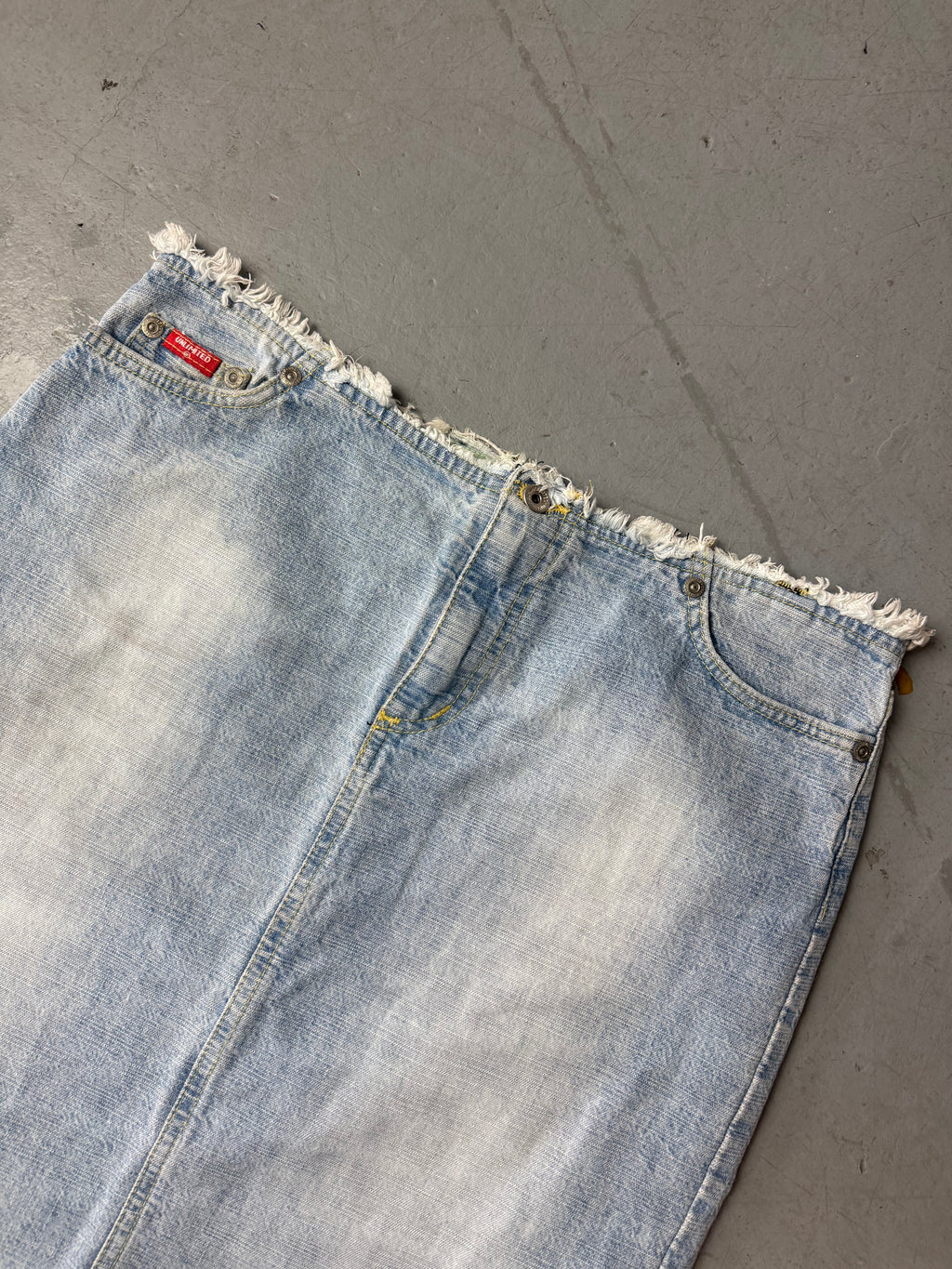 Vintage Vintage Unlimited Denim Midi Skirt with Backprint für Damen. Y2K Secondhand 2000s Fashion.