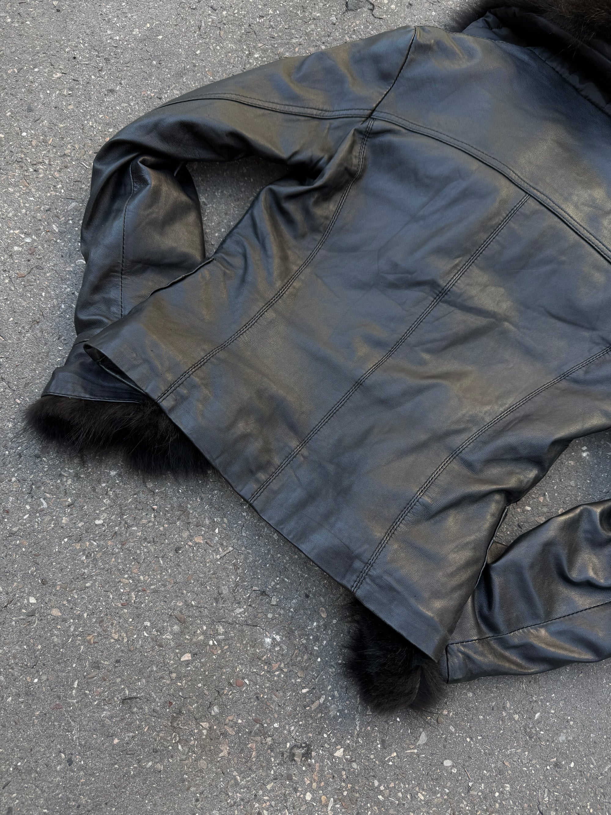 Eine schwarze Lederjacke mit Faux Fur am Kragen und an den Ärmeln