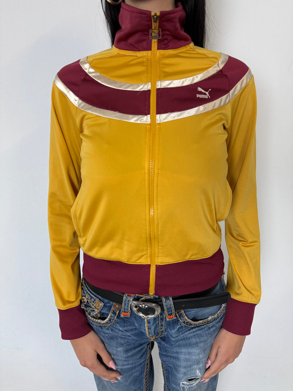 Eine gelb rote Puma Trackjacke im Sporty Y2K Look 