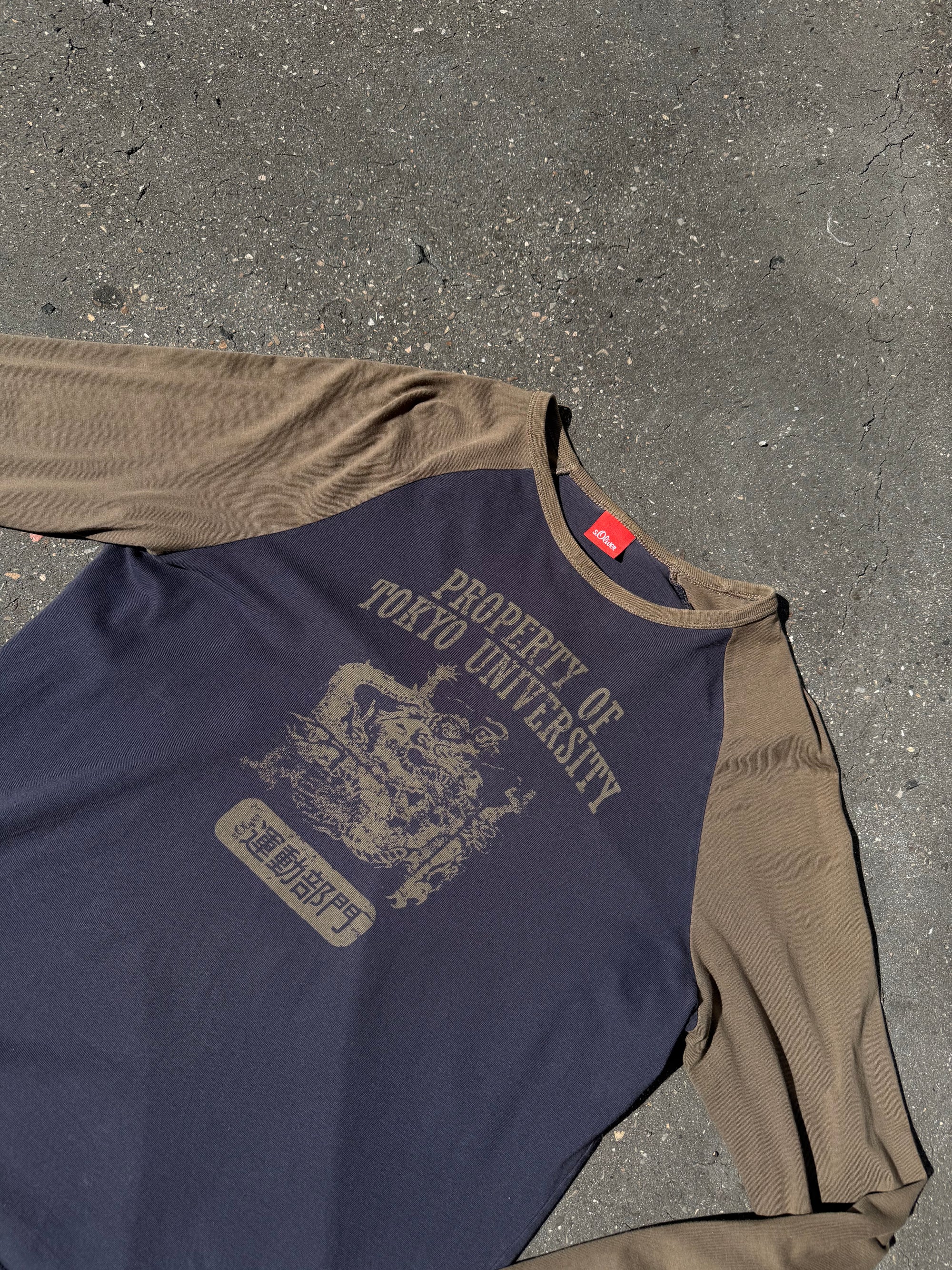 Ein braun blaues Longsleeve von s.Oliver mit Tokyo University Print auf der Vorderseite
