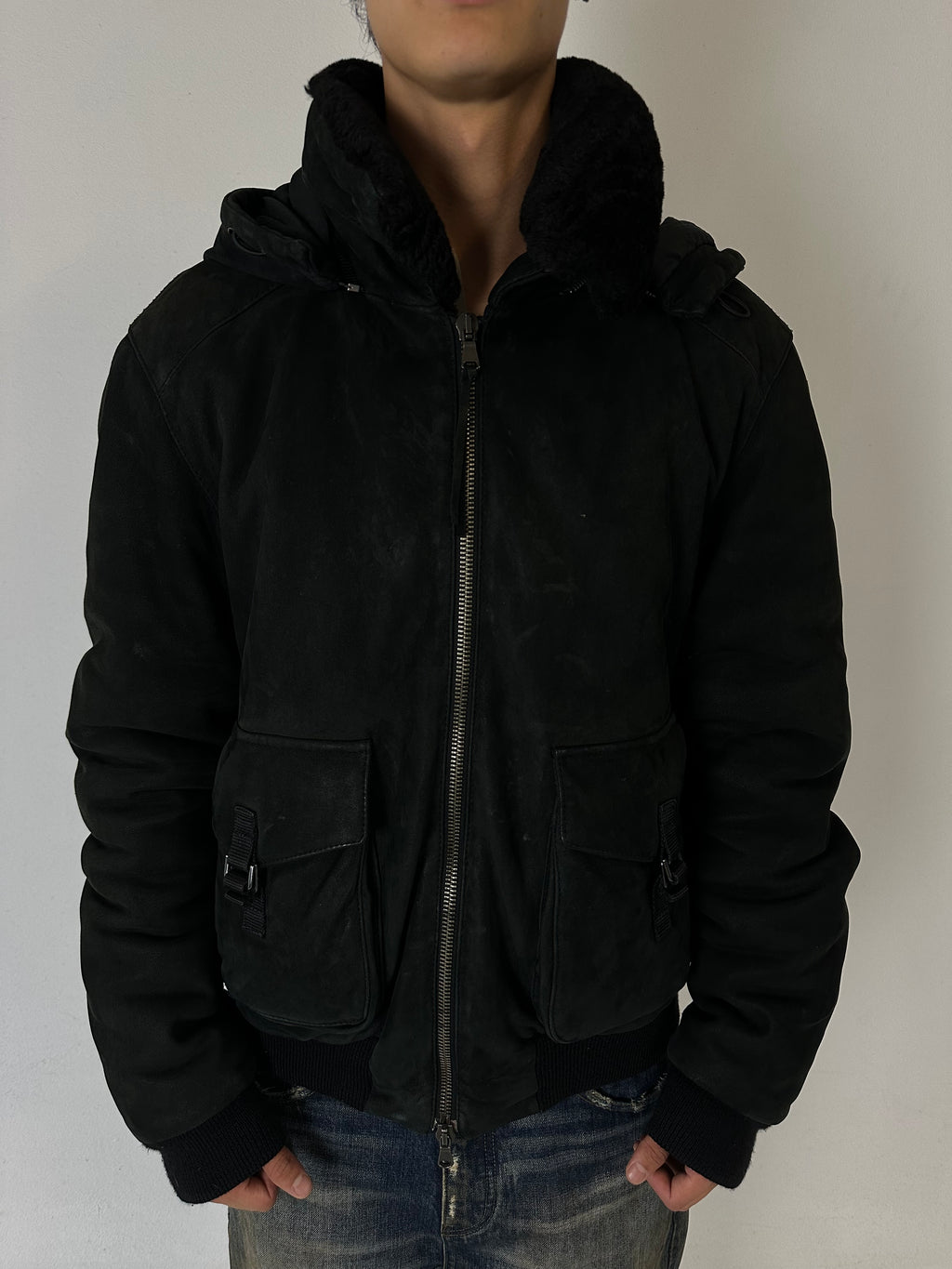 Eine schwarze Sherlingjacke mit Kaputze 