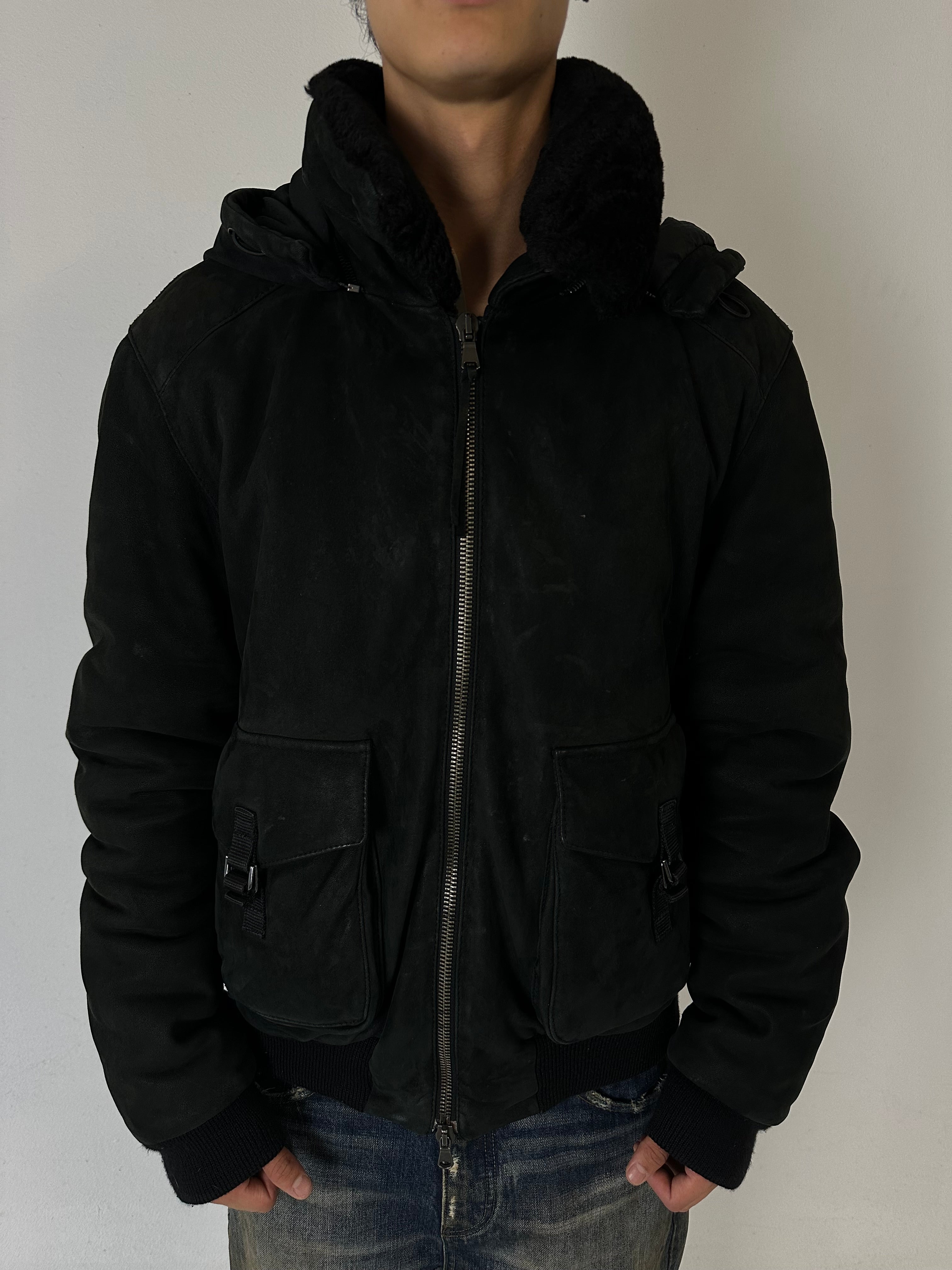 Eine schwarze Sherlingjacke mit Kaputze 