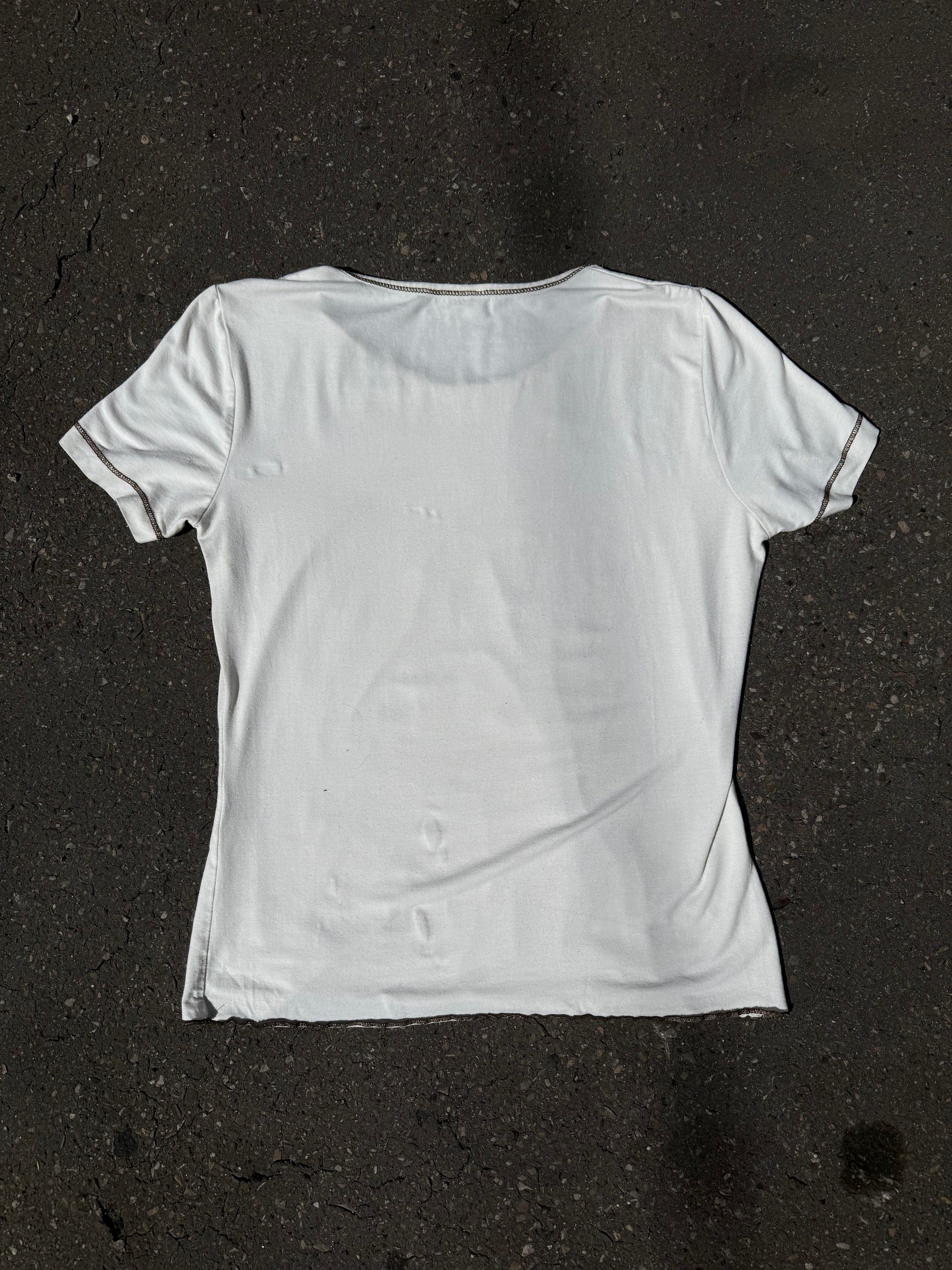 Weißes tshirt mit beige braunem Schnörkel Print auf der Vorderseite 