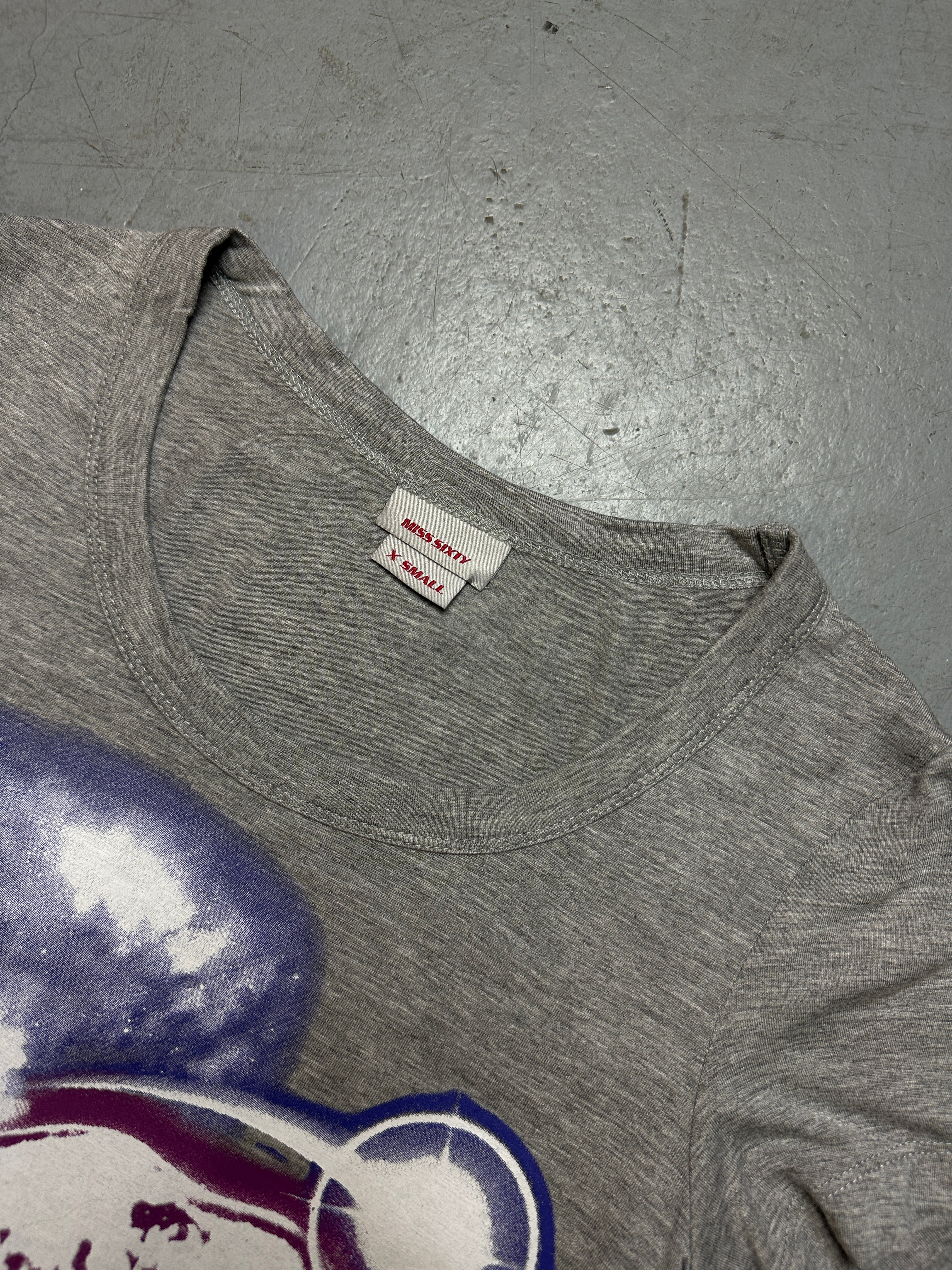 Detailbild von einem Vintage Miss Sixty Grey Printed Tee von Kragen vorne
