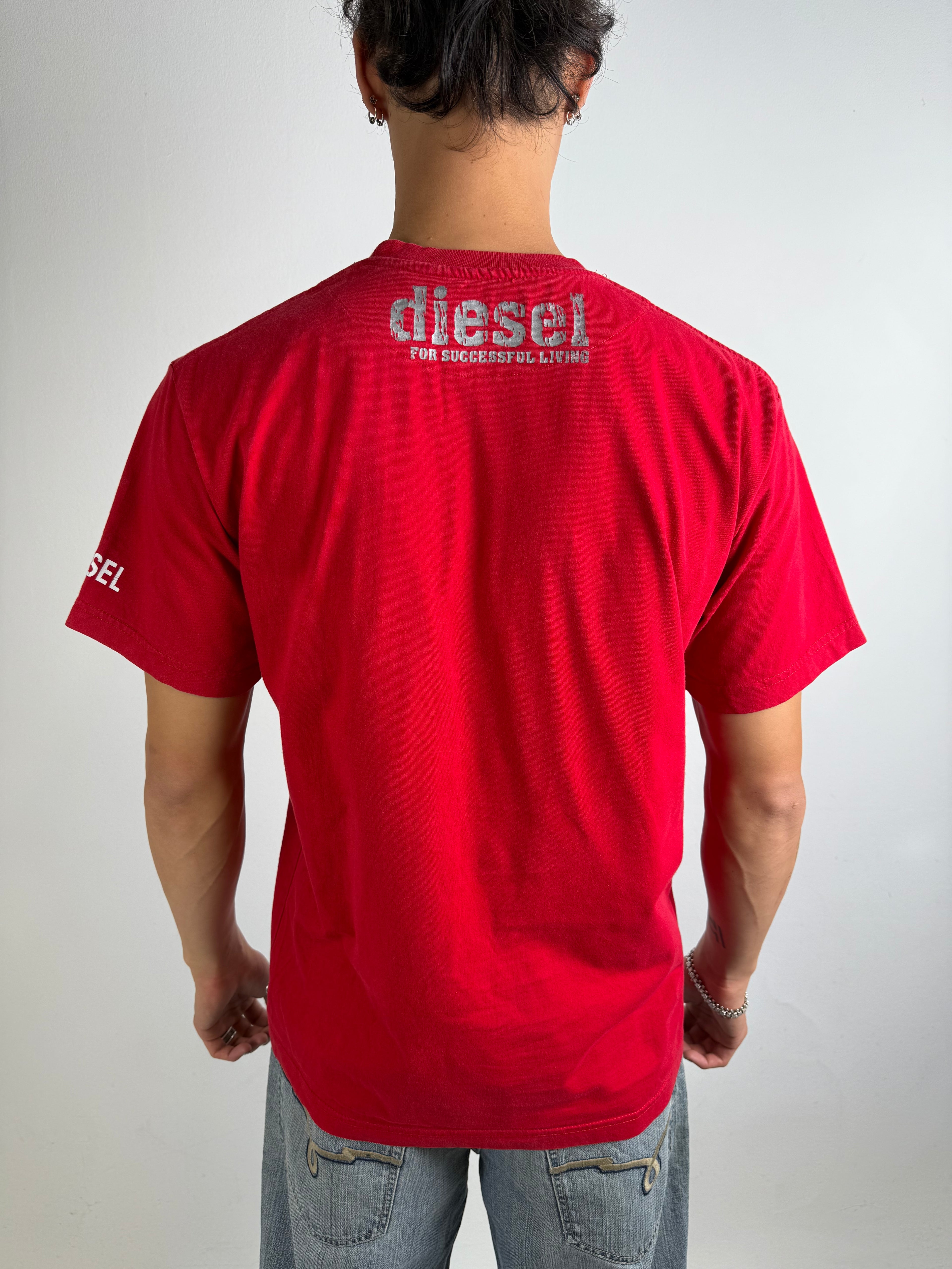 Ein vintage Diesel Shirt in rot mit Silber Diesel Logo auf der Brust 