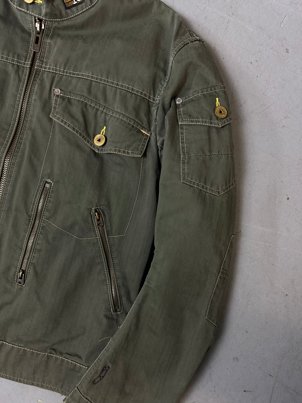 Eine dunkelgrüne Übergangsjacke von g-Star 