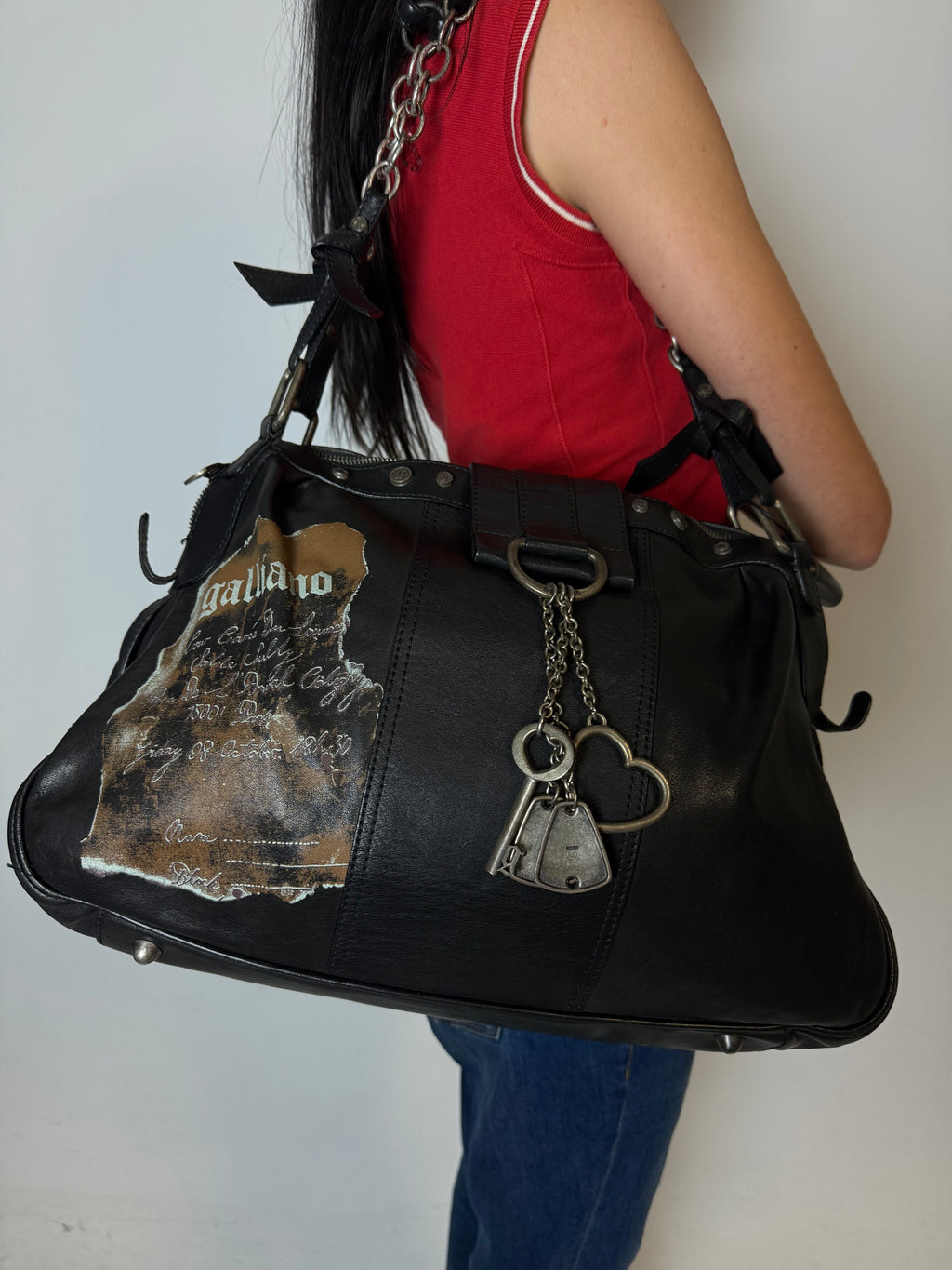 Eine große schwarze Lederjacke on Galliano in top Zustand mit Silber Anhänger 