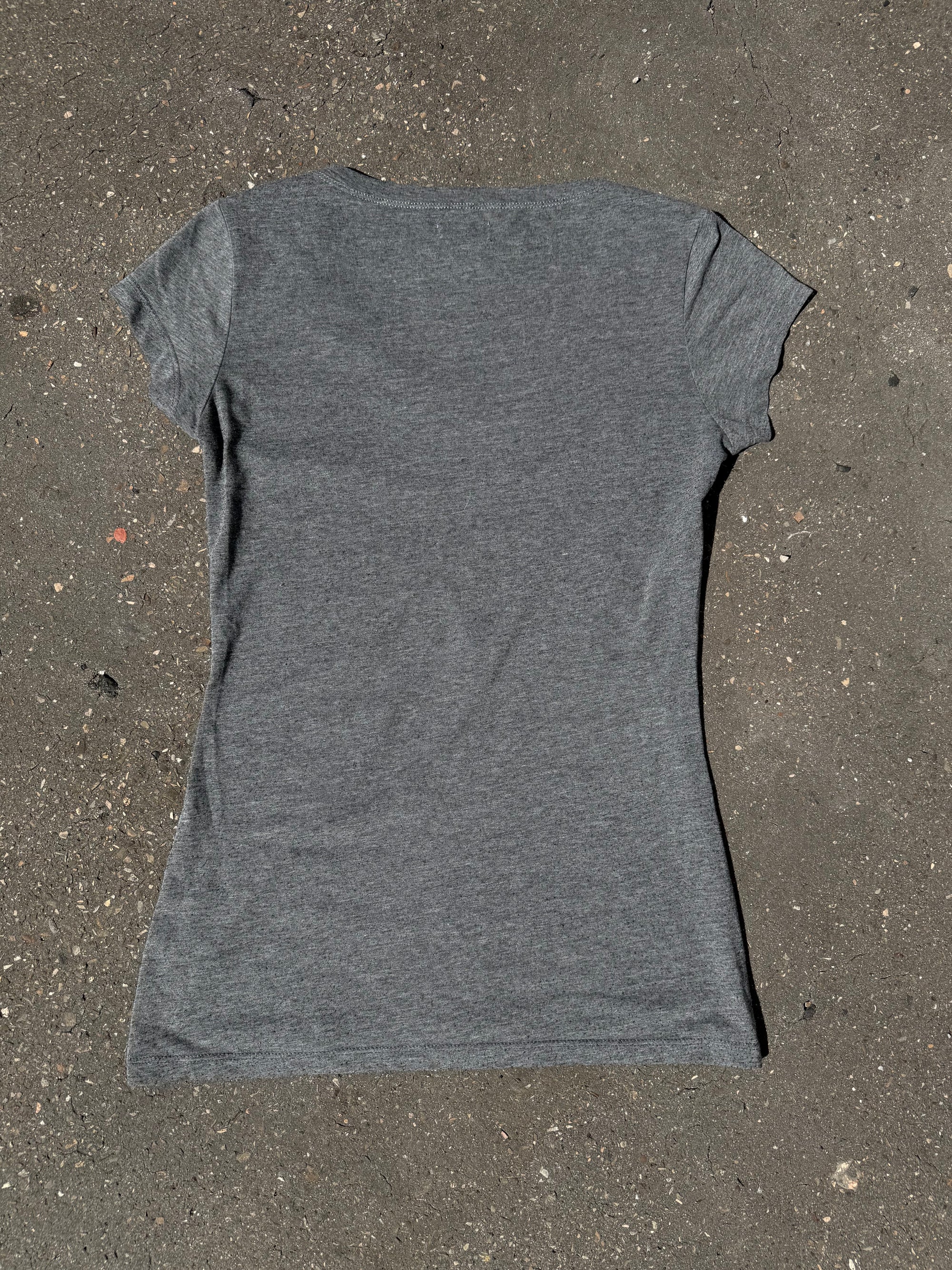 Ein graues Shirt von guess mit schwarz weißen Print und rhinestones 