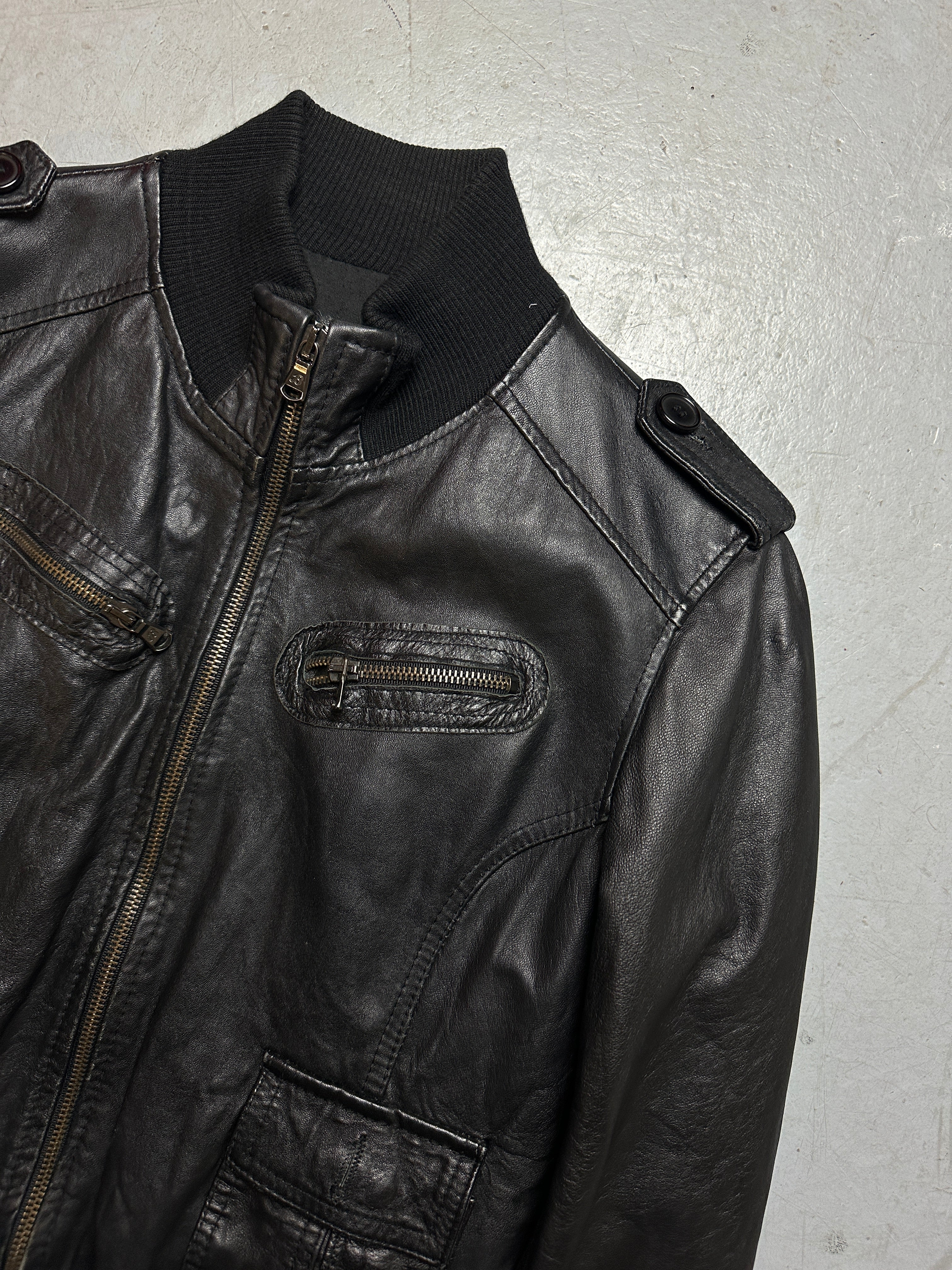 Detailbild Vintage Black Leather Jacket von vorne 