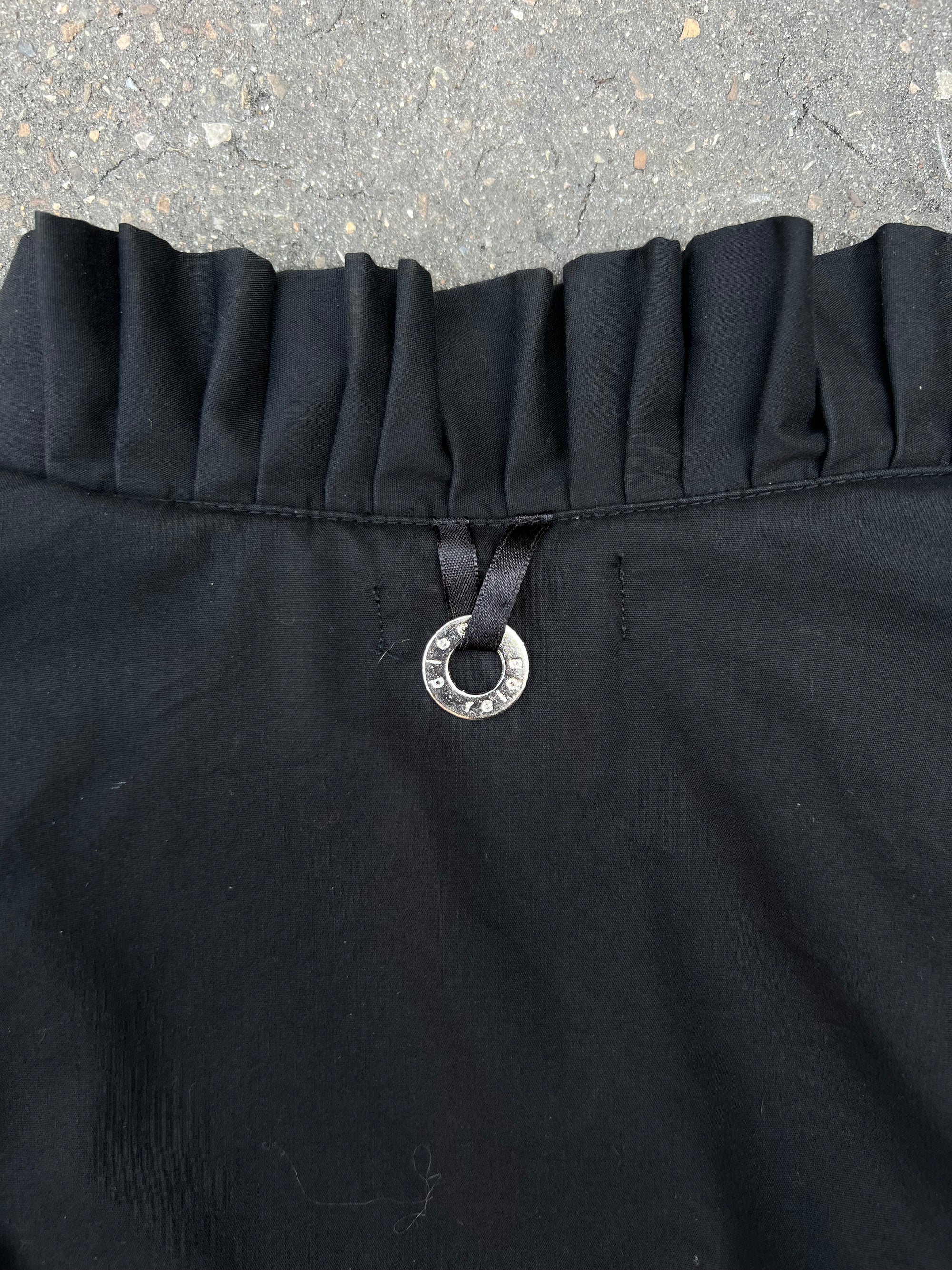 Eine schwarze Bluse von Diego Reiga in S mit Rüschen
