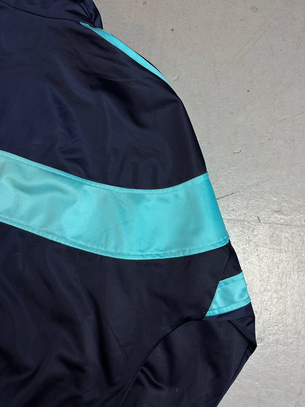 Detailliertes Produktbild von Vintage Adidas Blue Trackjacket S/M von hinten