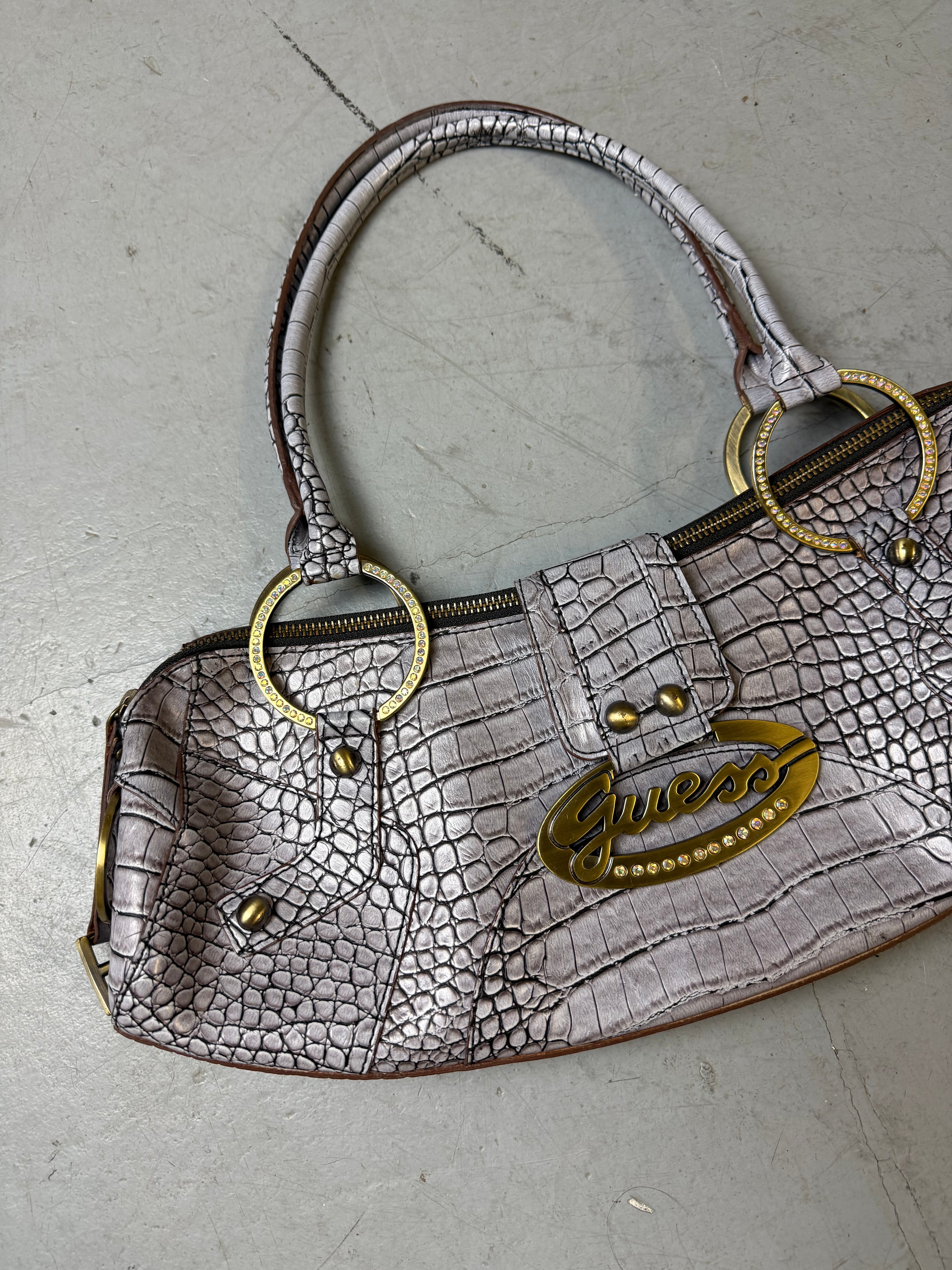 Detailbild von einer Vintage CNTY BAGS Guess Grey Crocodile Optic Baguette Bag von vorne