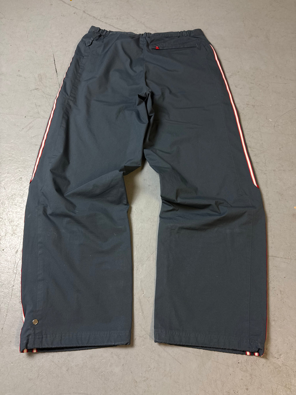 Eine graue Adidas Trackpants vintage Y2K Sporthose Jogginghose 