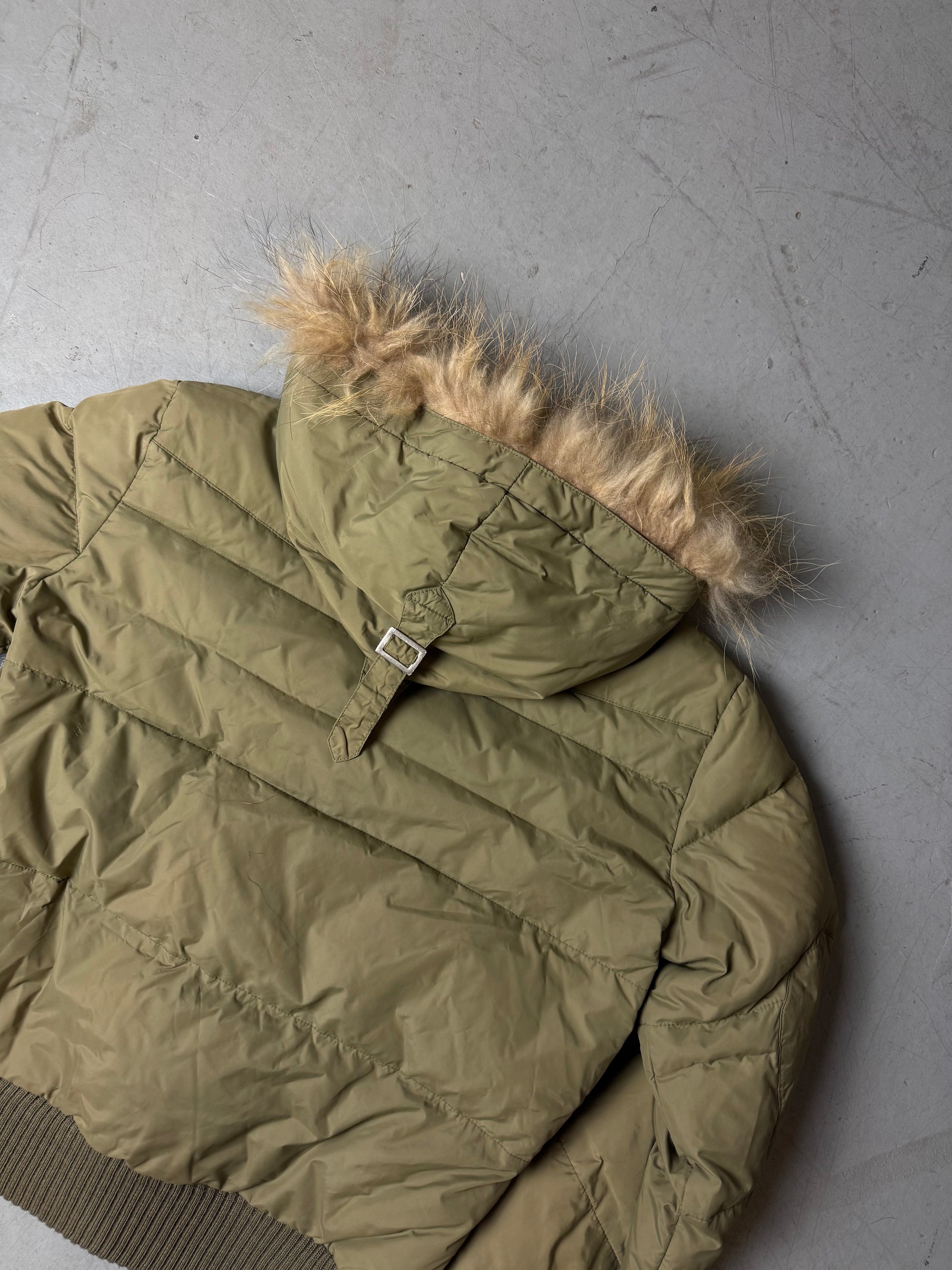 Eine Khaki grüne y2k Winterjacke von Kocca mit Fell Kaputze 