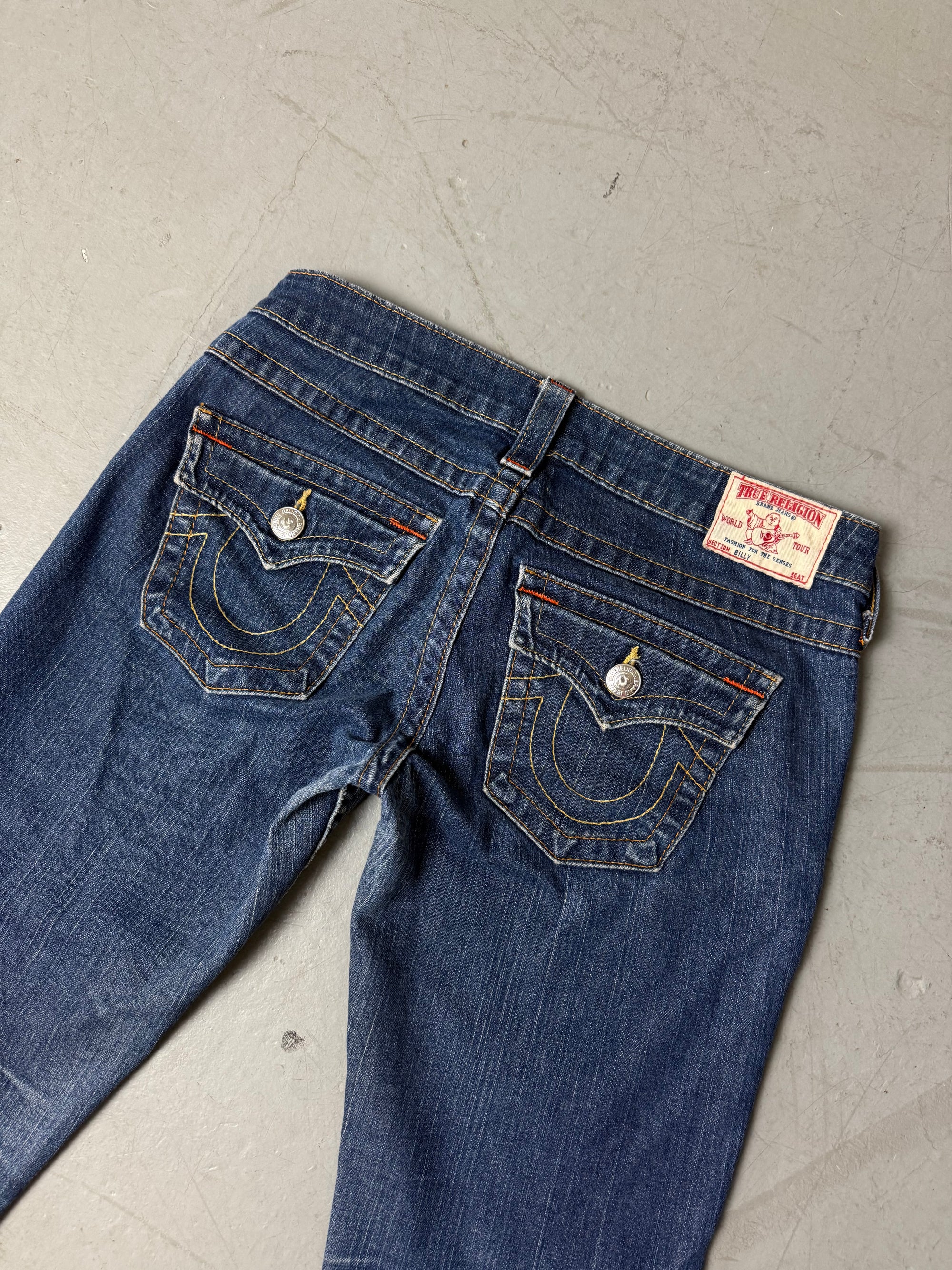 Eine dunkelblaue Straight leg True religion Jeans mit orangen Nähten 