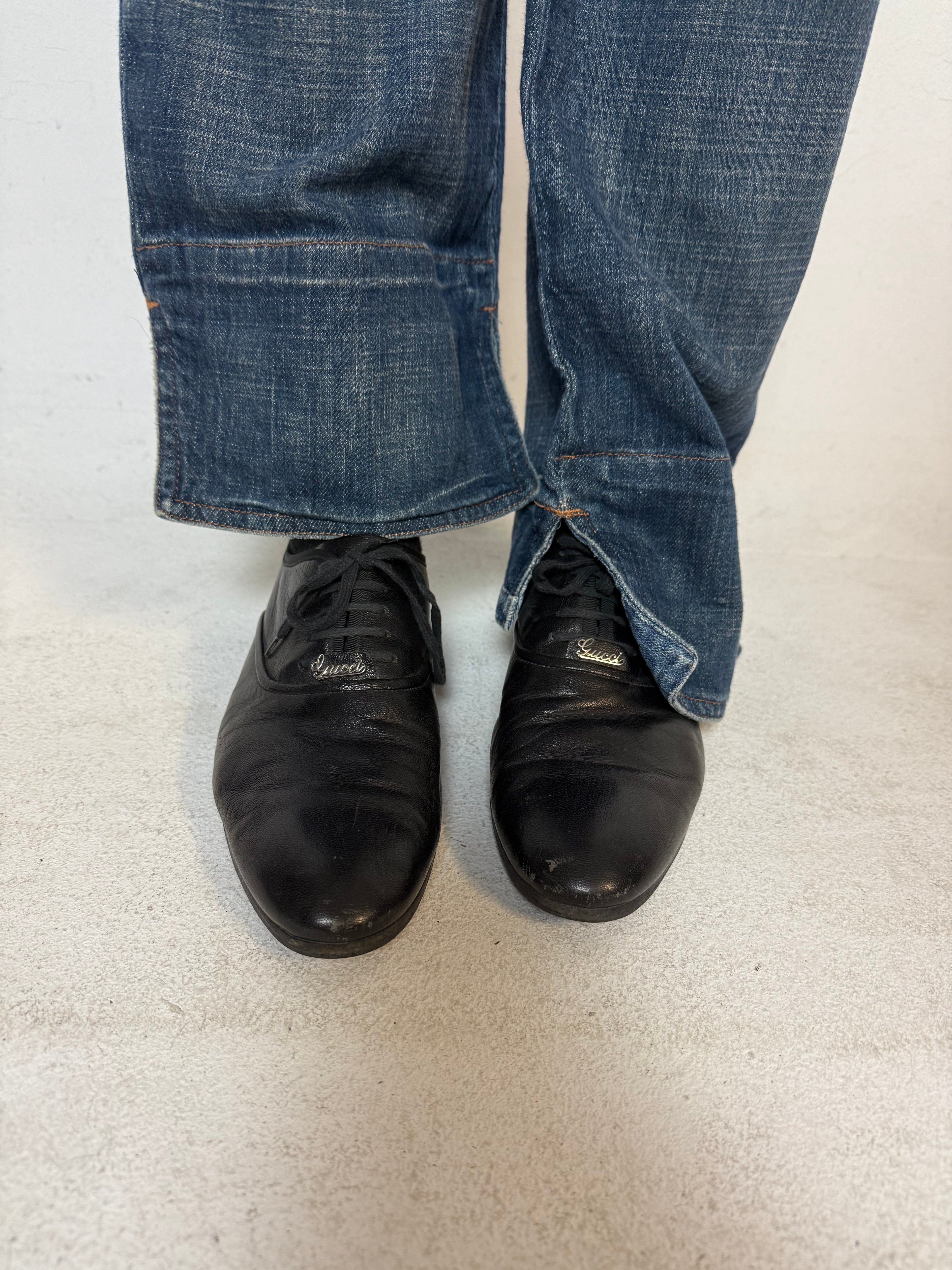 Schwarze gucci Oxford Schuhe mit leichtem Absatz und gucci Logo auf den Schnürsenkeln 