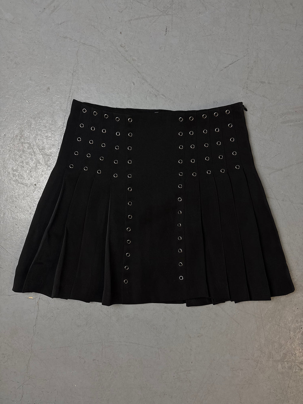 Ein schwarzer Mini Rock mit Nieten vintage Y2K 