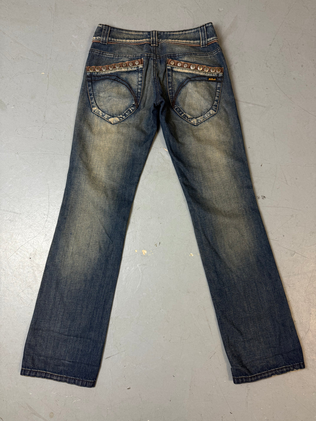 Mid waist dark washed killah denims mit runden Nieten im y2k Stil 