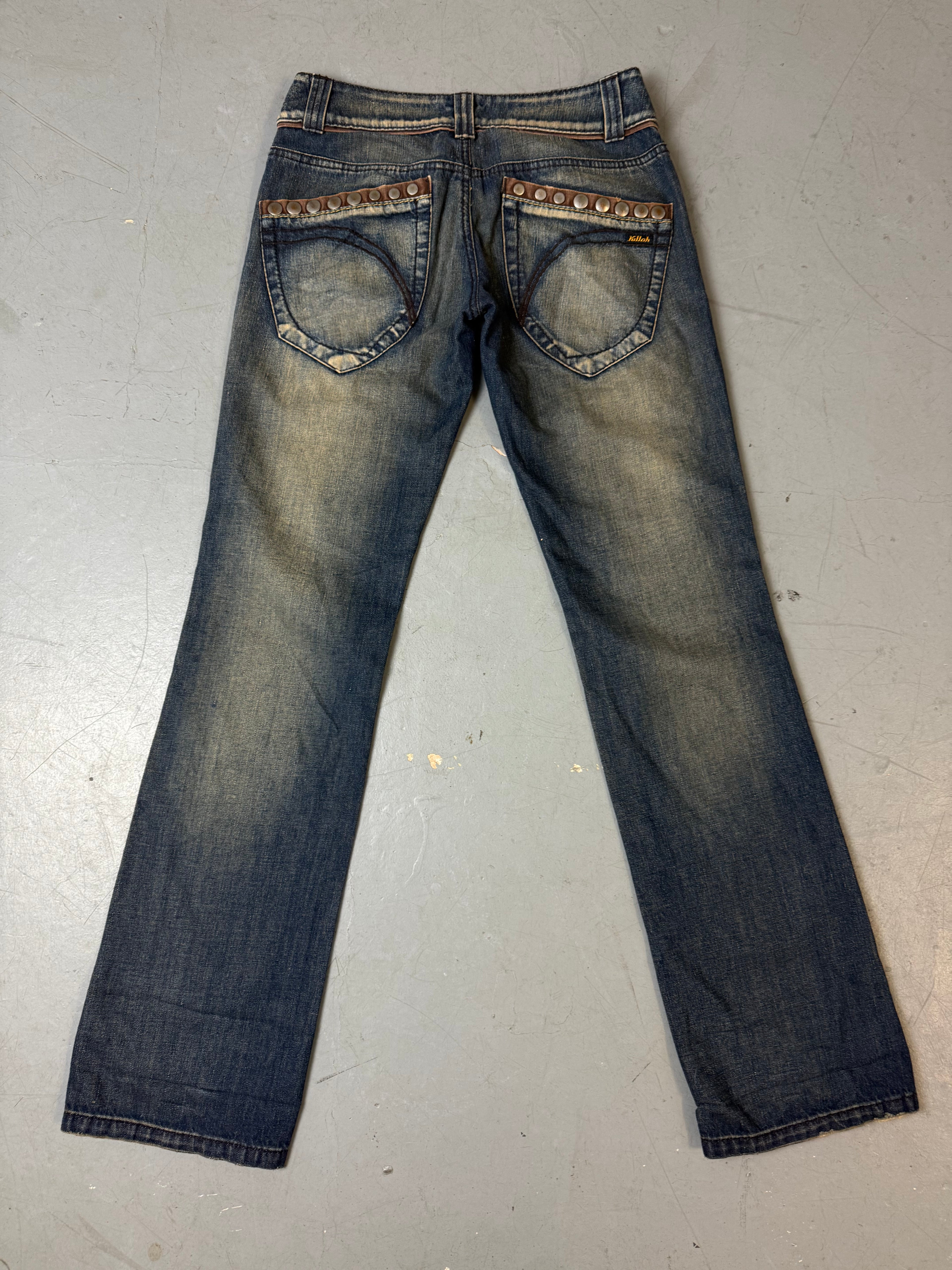 Mid waist dark washed killah denims mit runden Nieten im y2k Stil 