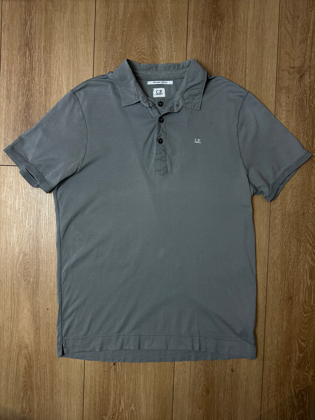 Produktbild von einem Vintage C.P. Company Grey Polo von vorne