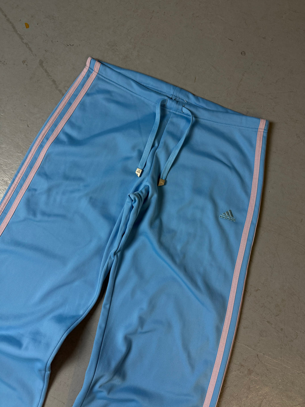 Ein babyblaues Track Set von Adidas vintage Y2K tracksuit 